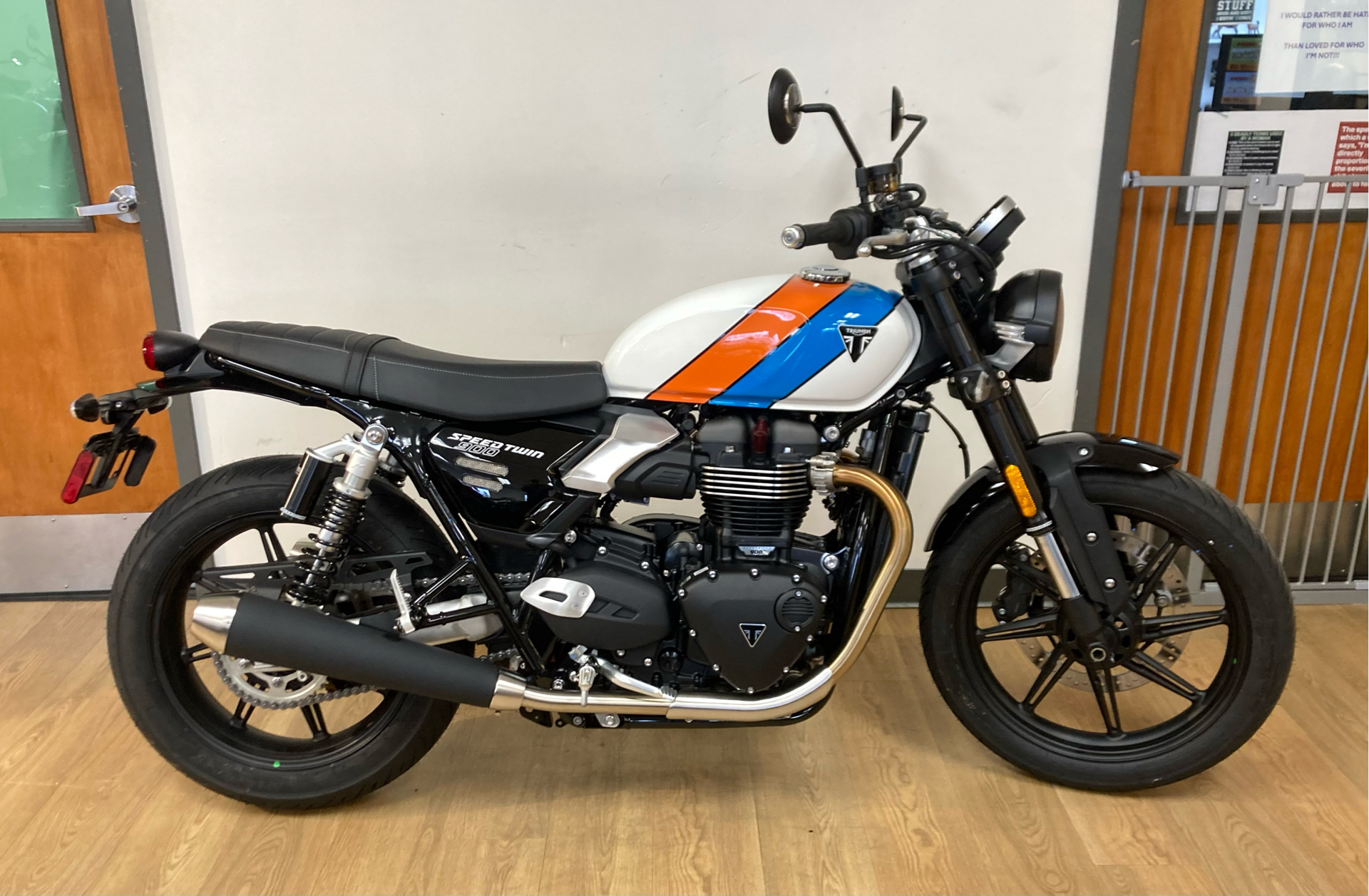 New 2025 Triumph Speed Twin 900 Pure White / Maui Blue / Tangerine