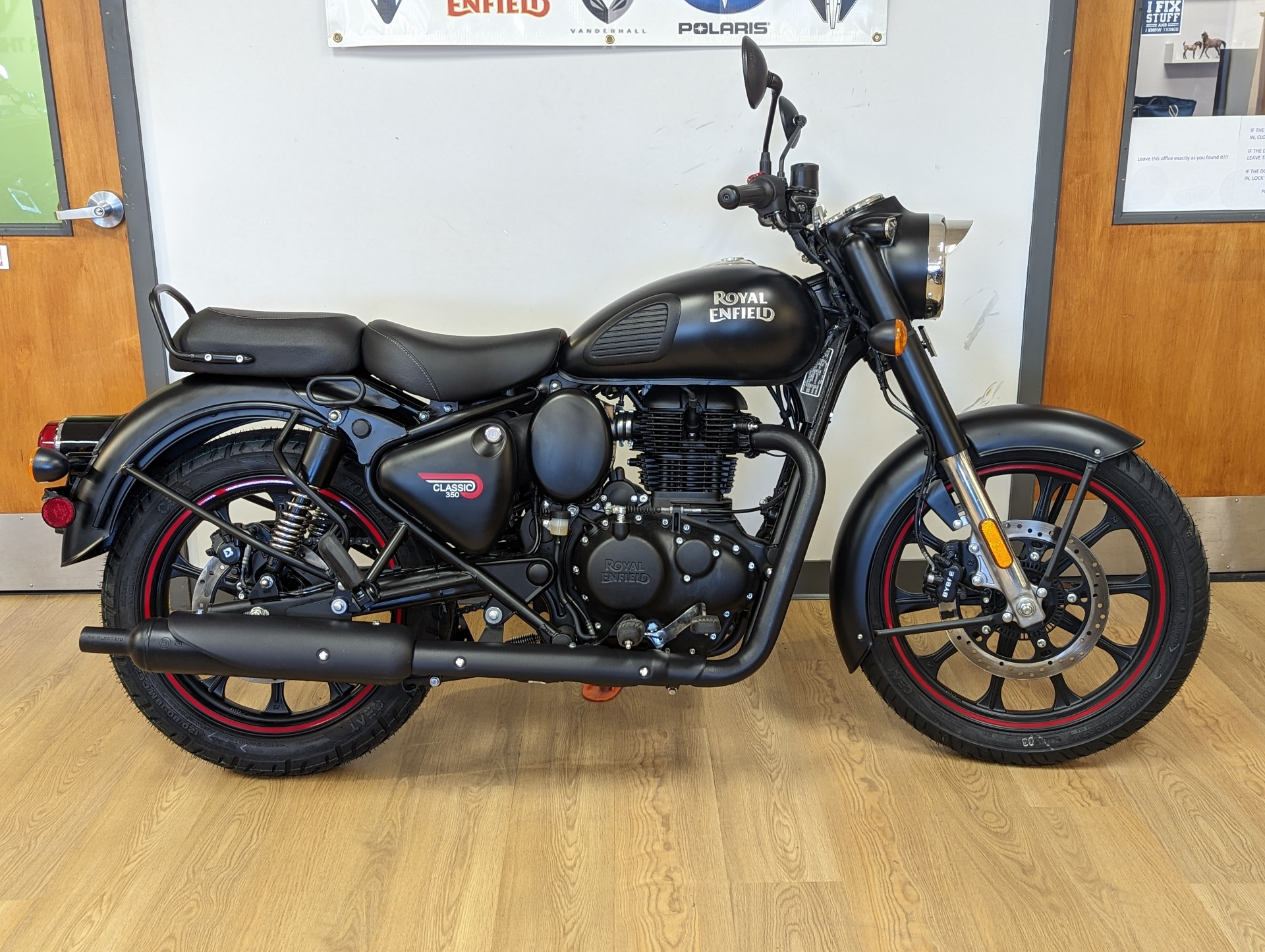 Royal Enfield Classic 350 Bs6 Stealth Black Hd Wallpaper 2024 Re