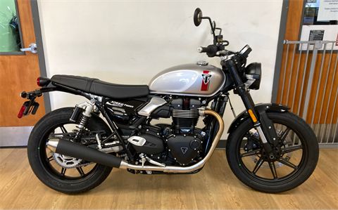 New 2025 Triumph Speed Twin 900 Aluminum Silver / Carnival Red