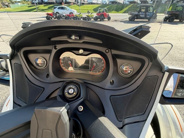 2016 Can-Am™ Spyder RT-S SE6 3