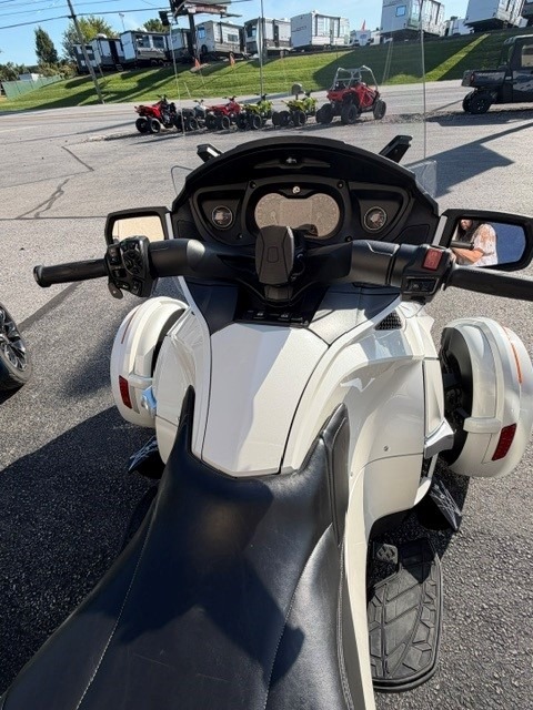 2016 Can-Am™ Spyder RT-S SE6 7