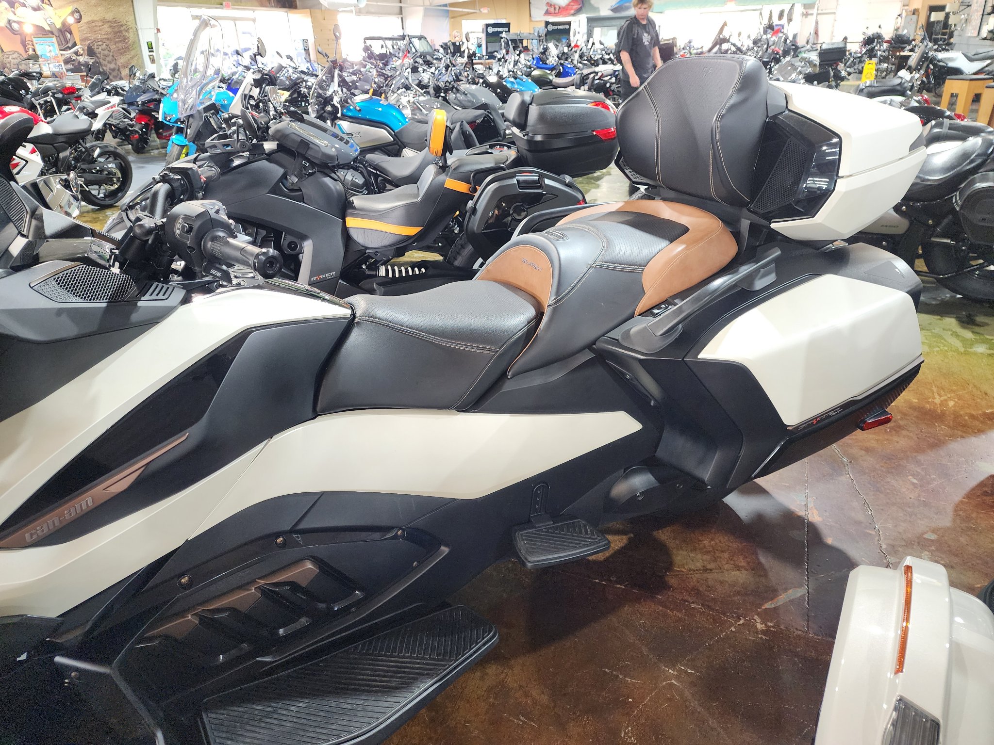2024 Can-Am™ Spyder RT Sea-to-Sky 10