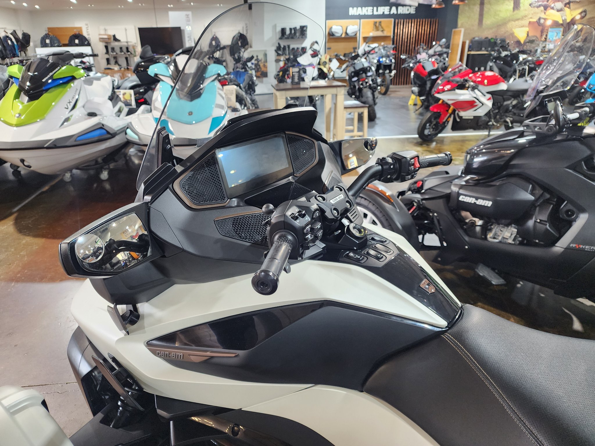 2024 Can-Am™ Spyder RT Sea-to-Sky 12