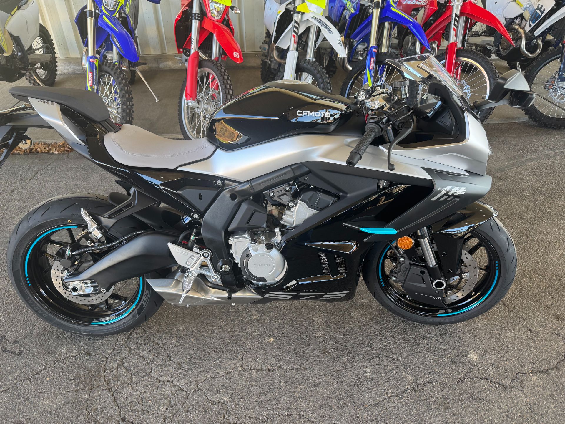 2026年 ホワイトデーコレクション・プルオーバー&パンツ 2026 CFMOTO 675SS Motorcycles Slovan Pennsylvania