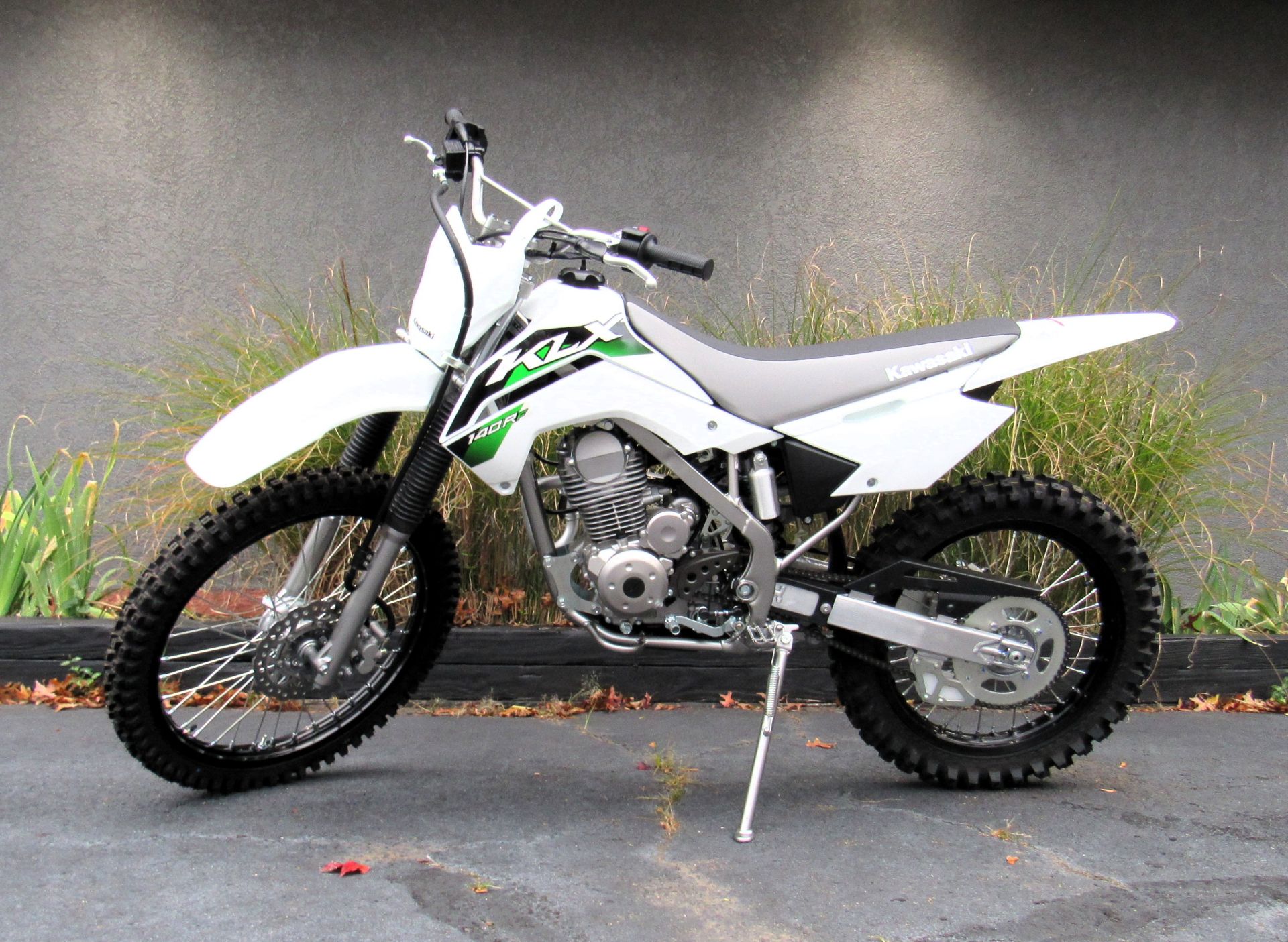 Kawasaki Estrella タンク ホワイト Kawasaki's Classic Sports Model ESTRELLA Undergoes Model Change