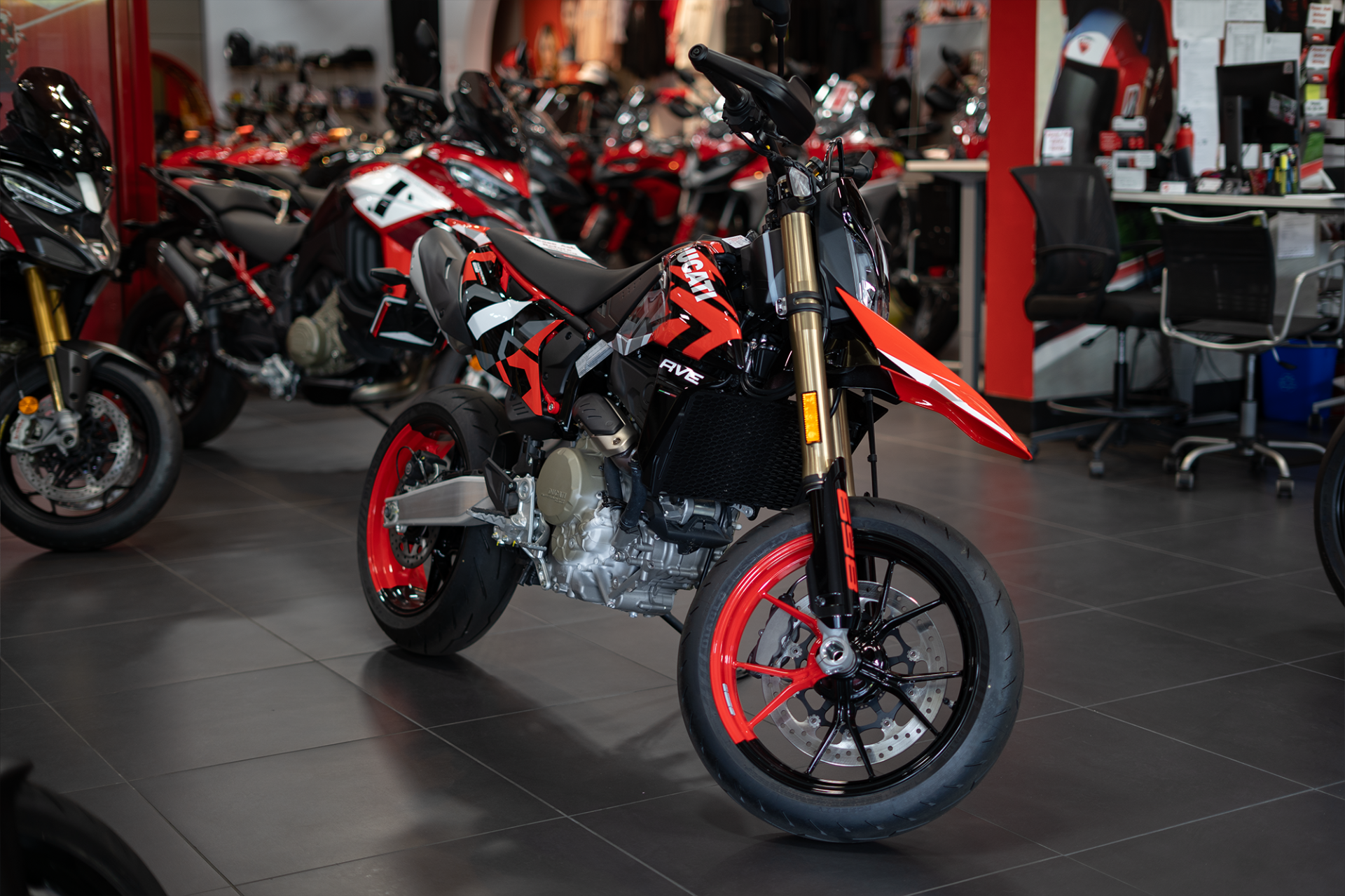 2024 Ducati Hypermotard 698 Mono RVE in Portland, Oregon - Photo 9