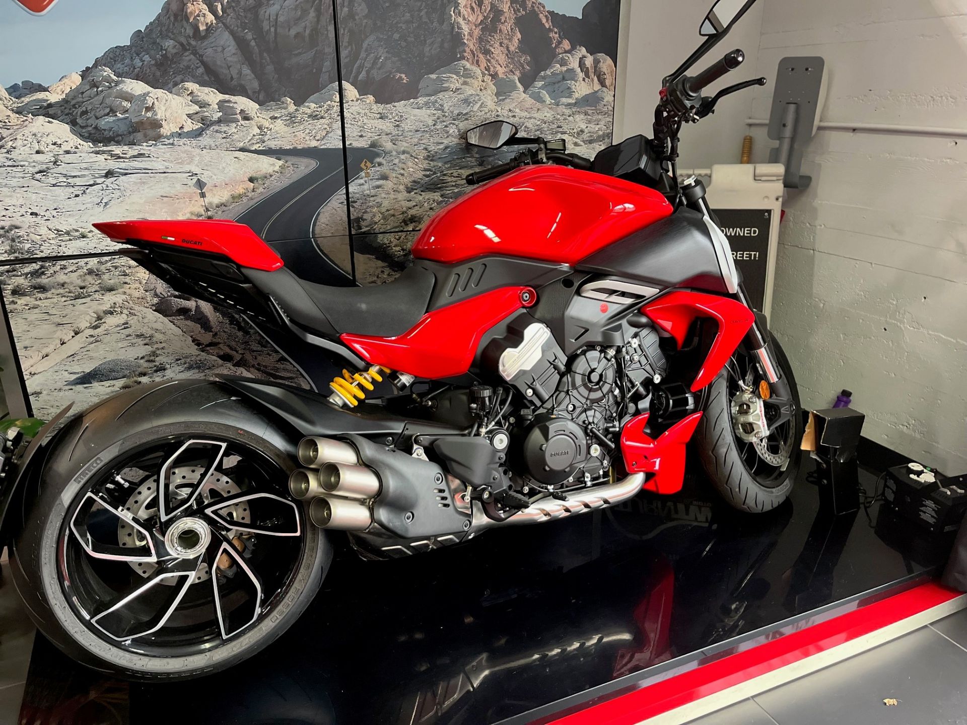2025 Ducati Diavel V4 in Portland, Oregon - Photo 9