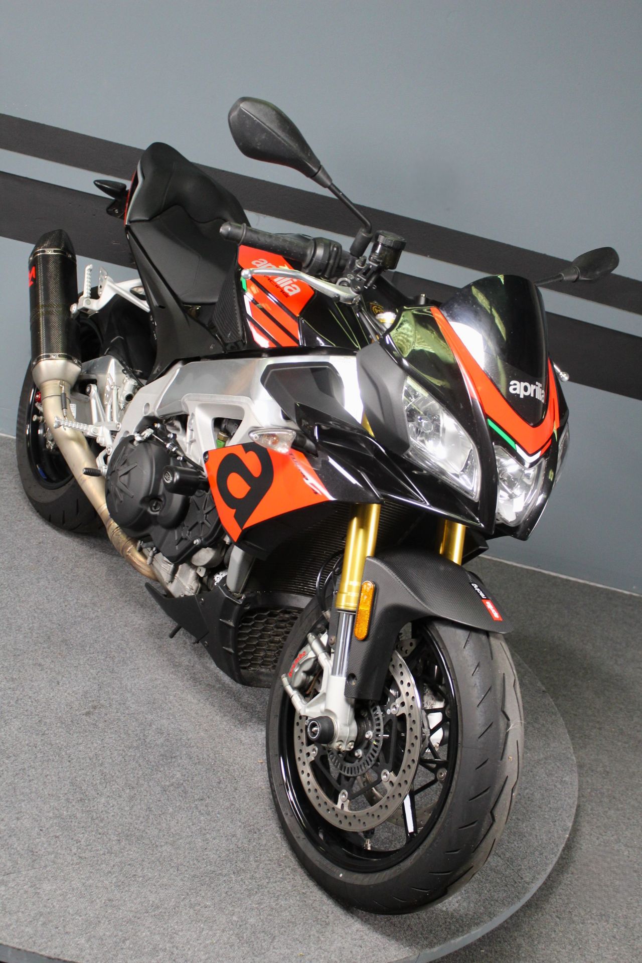 2017 Aprilia Tuono V4 1100 RR ABS in Portland, Oregon - Photo 2