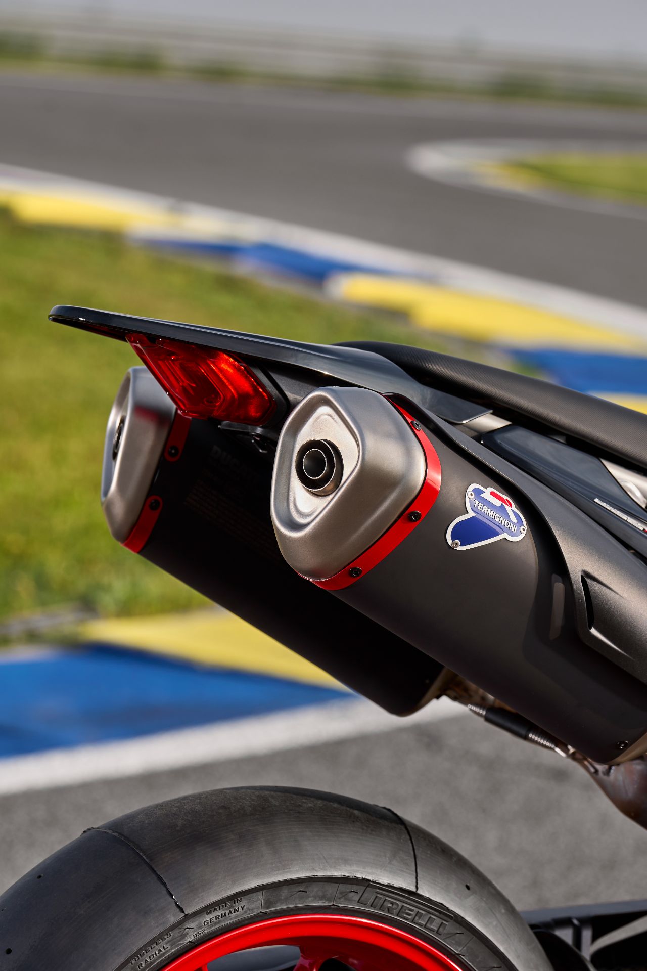 2026 Ducati Hypermotard 698 Mono Nera in Portland, Oregon - Photo 19