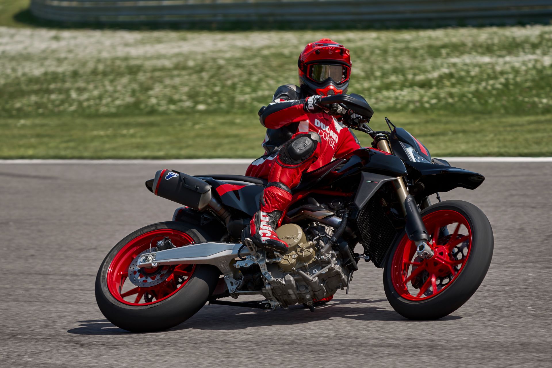 2026 Ducati Hypermotard 698 Mono Nera in Portland, Oregon - Photo 17