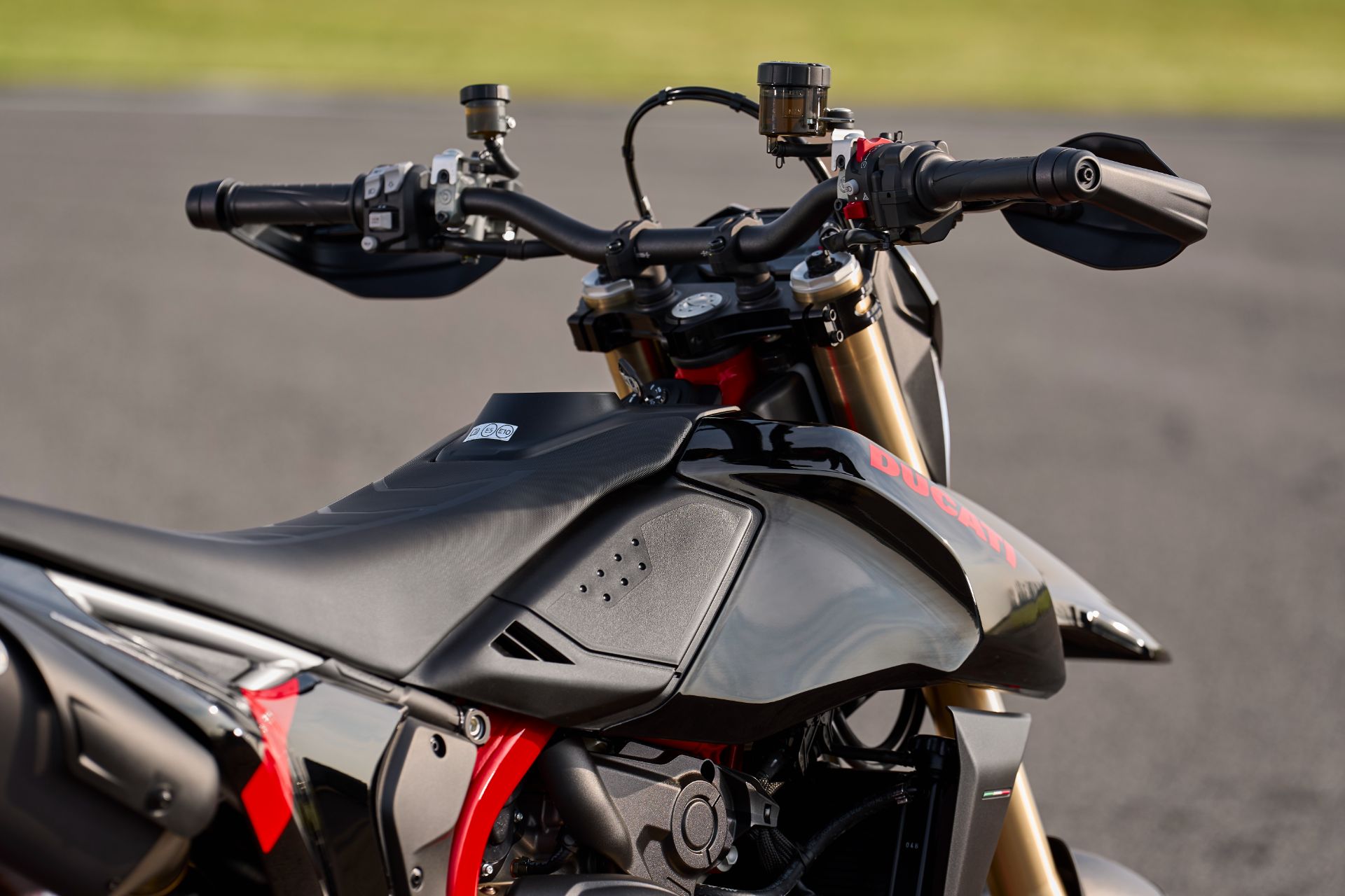 2026 Ducati Hypermotard 698 Mono Nera in Portland, Oregon - Photo 2