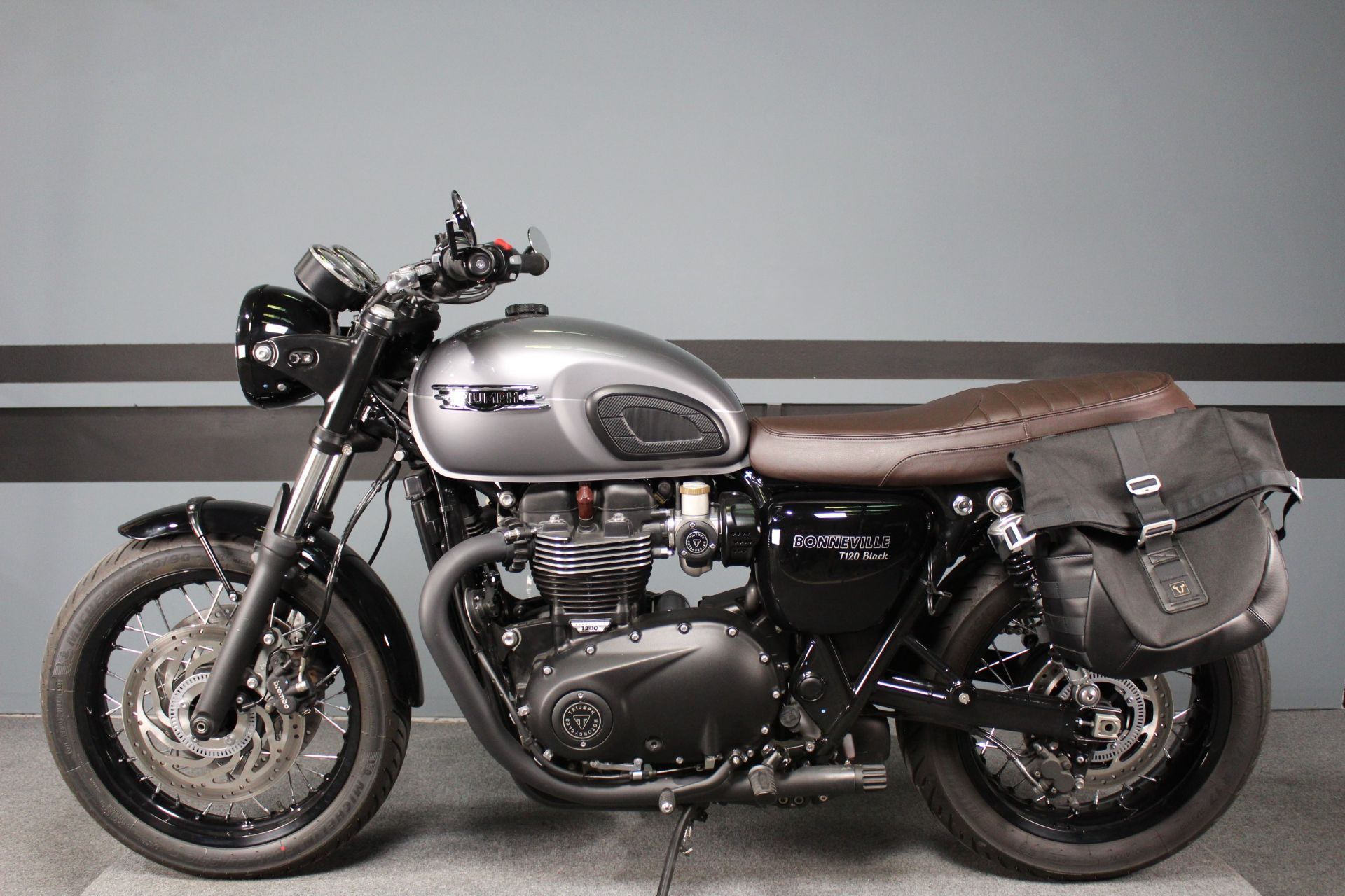 2024 Triumph Bonneville T120 Black in Portland, Oregon - Photo 4