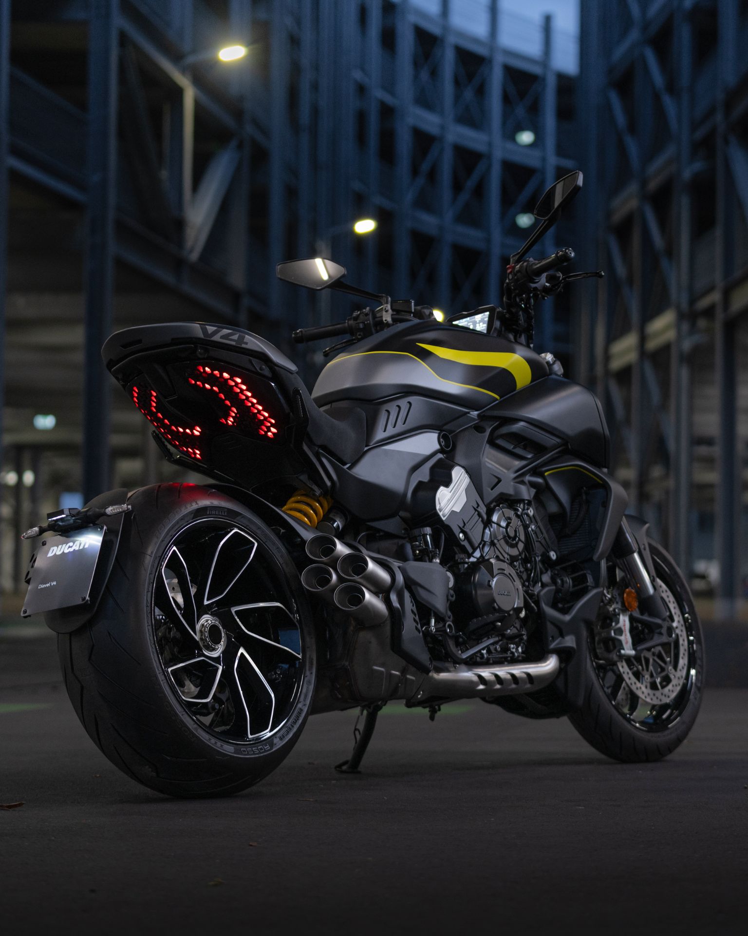 2025 Ducati Diavel V4 Black Roadster in Portland, Oregon - Photo 2