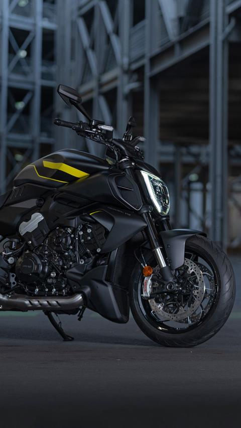 2025 Ducati Diavel V4 Black Roadster in Portland, Oregon - Photo 5