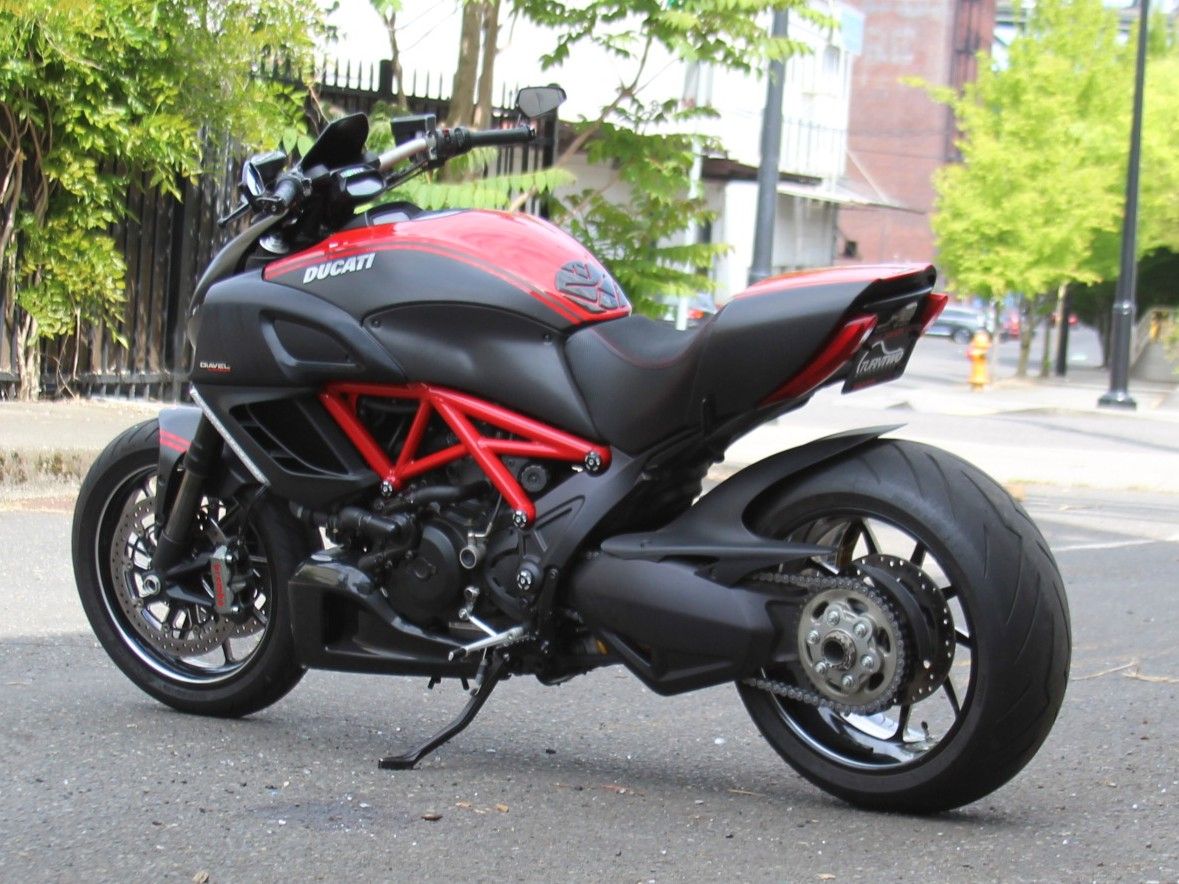 2012 Ducati Diavel Carbon in Portland, Oregon - Photo 2