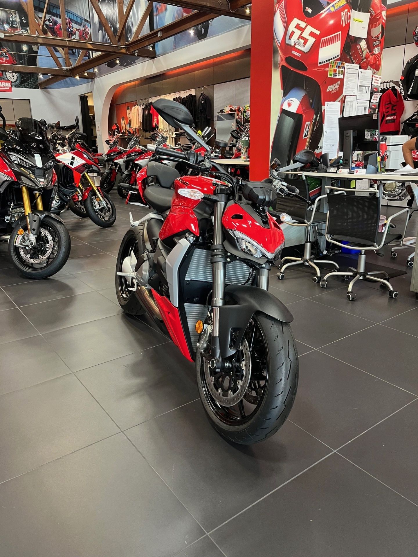 2025 Ducati Streetfighter V2 in Portland, Oregon - Photo 2