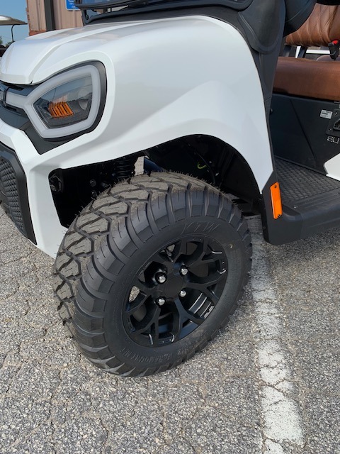 2027 E-Z-GO Liberty 4F XTL ELiTE Lithium Powertrain — photo 3