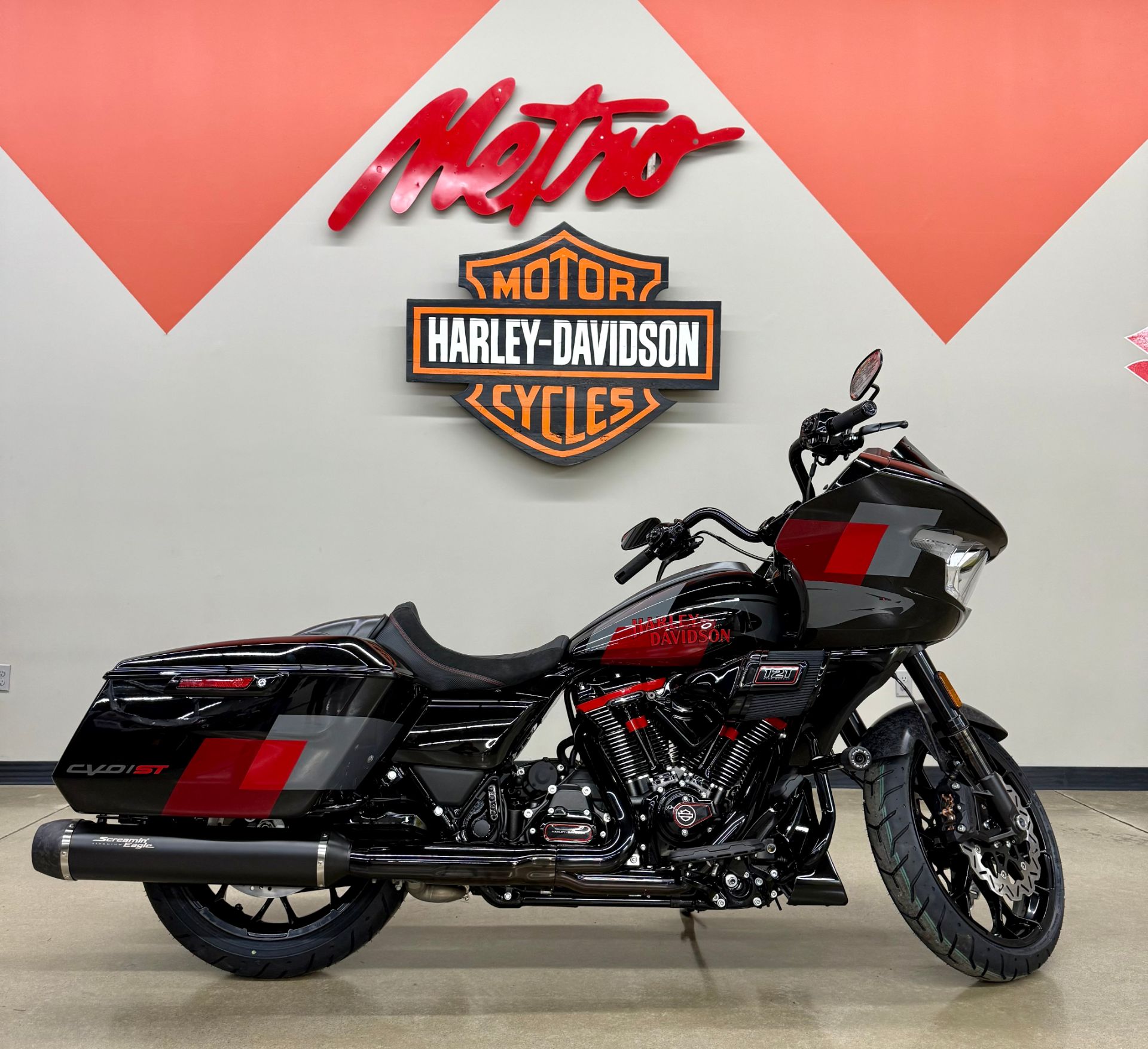 New 2025 Harley-Davidson CVO™ Road Glide® ST Hot Lap | Motorcycles