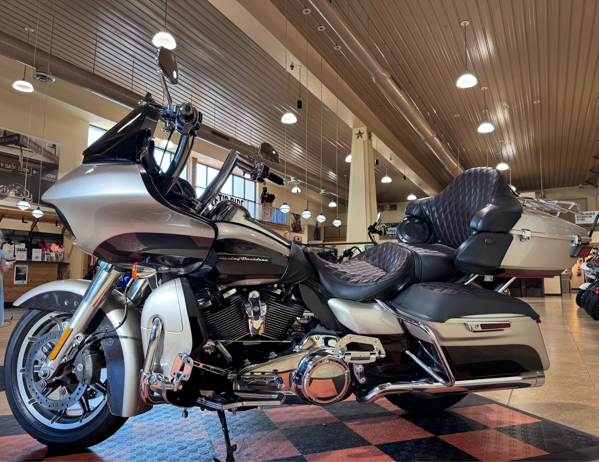 2018 Harley-Davidson Road Glide® Ultra in Pasadena, Texas - Photo 4