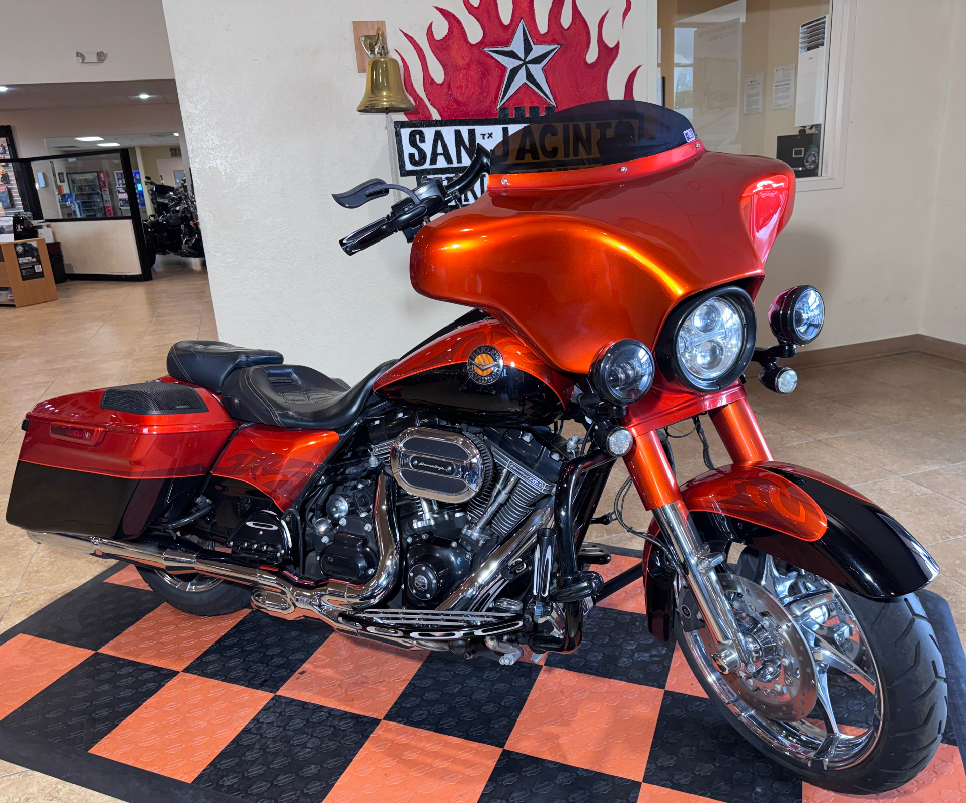 2014 Harley-Davidson CVO™ Road King® in Pasadena, Texas - Photo 2