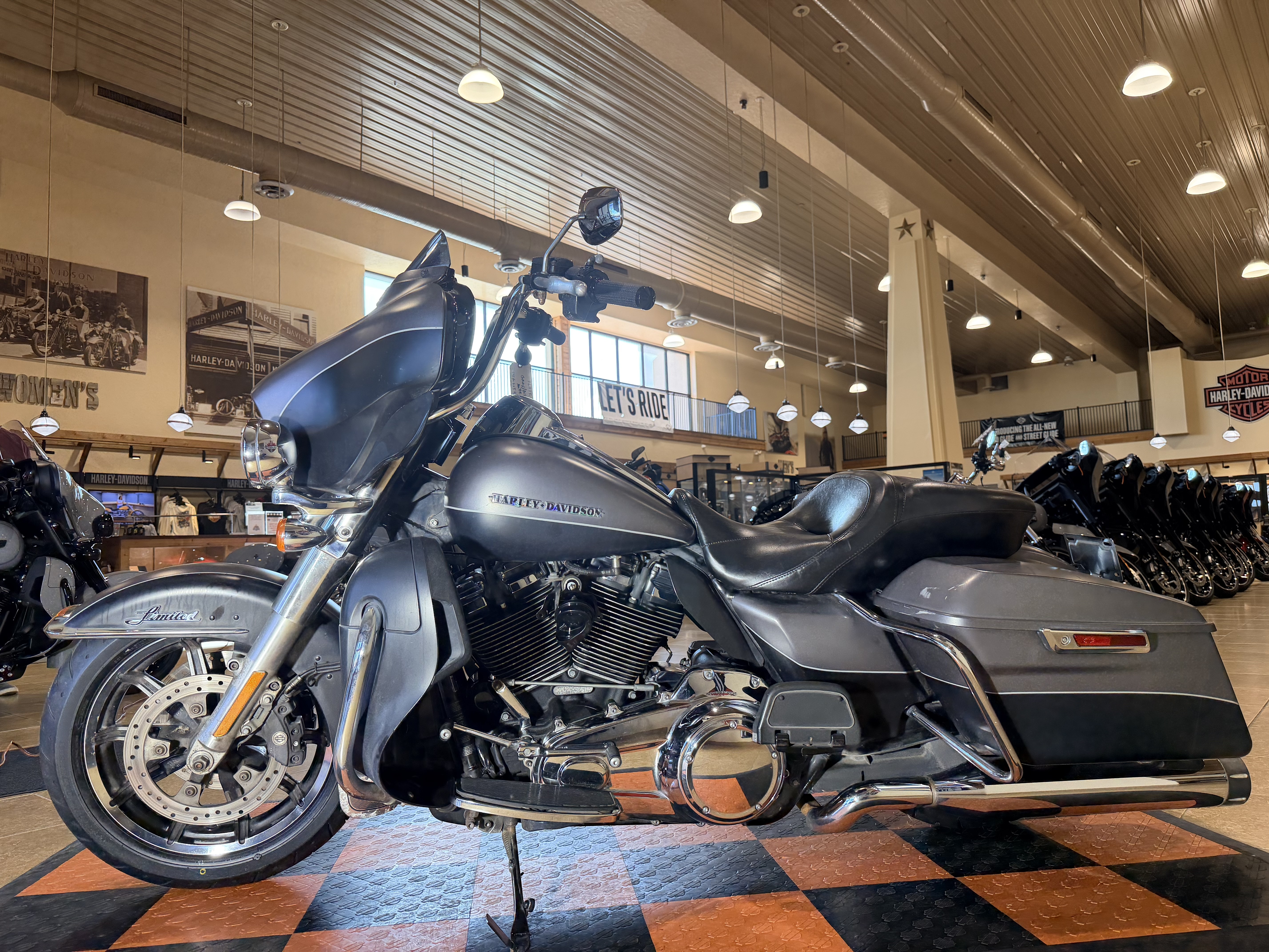 2017 Harley-Davidson Ultra Limited in Pasadena, Texas - Photo 4