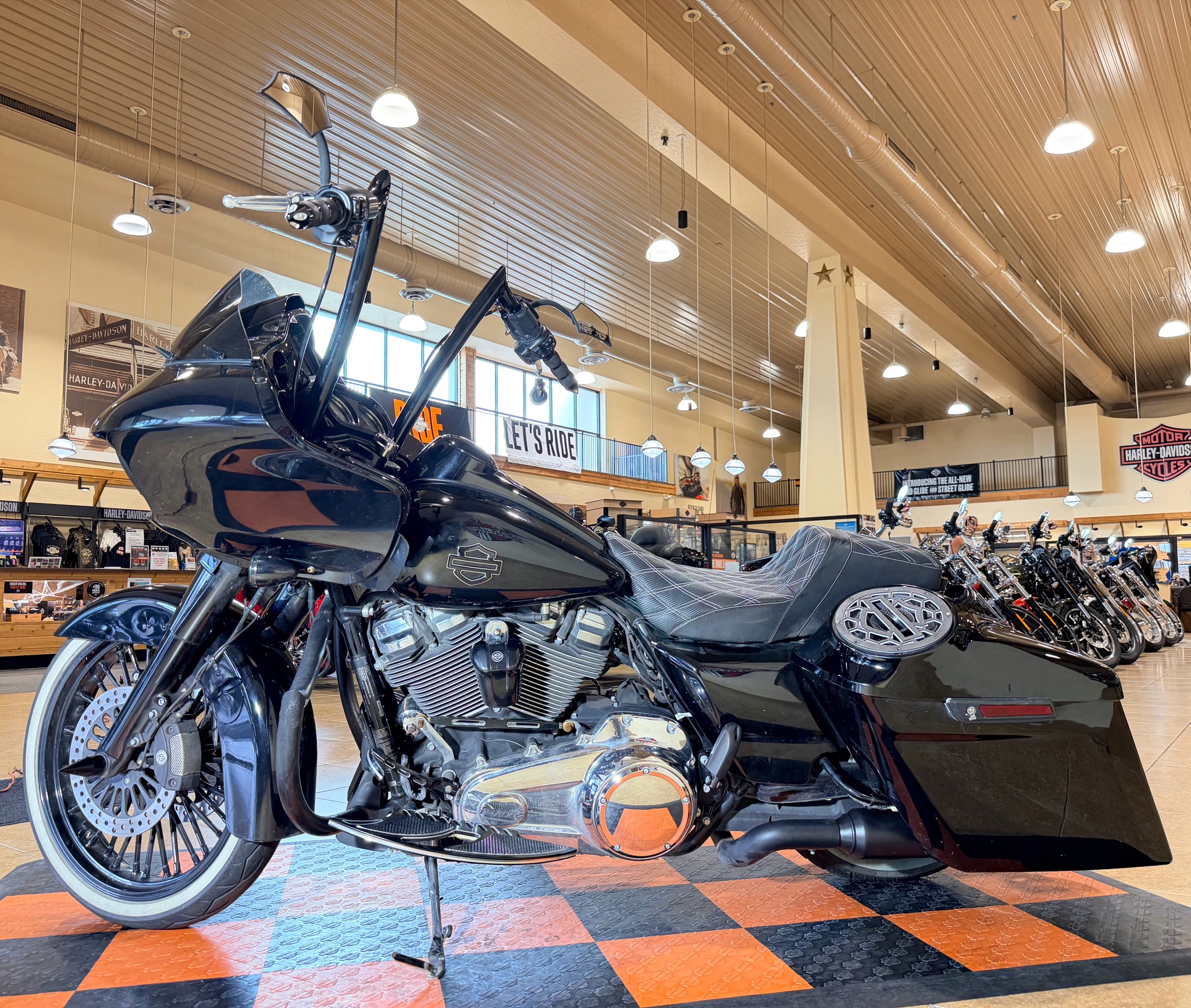 2023 Harley-Davidson Road Glide® 4