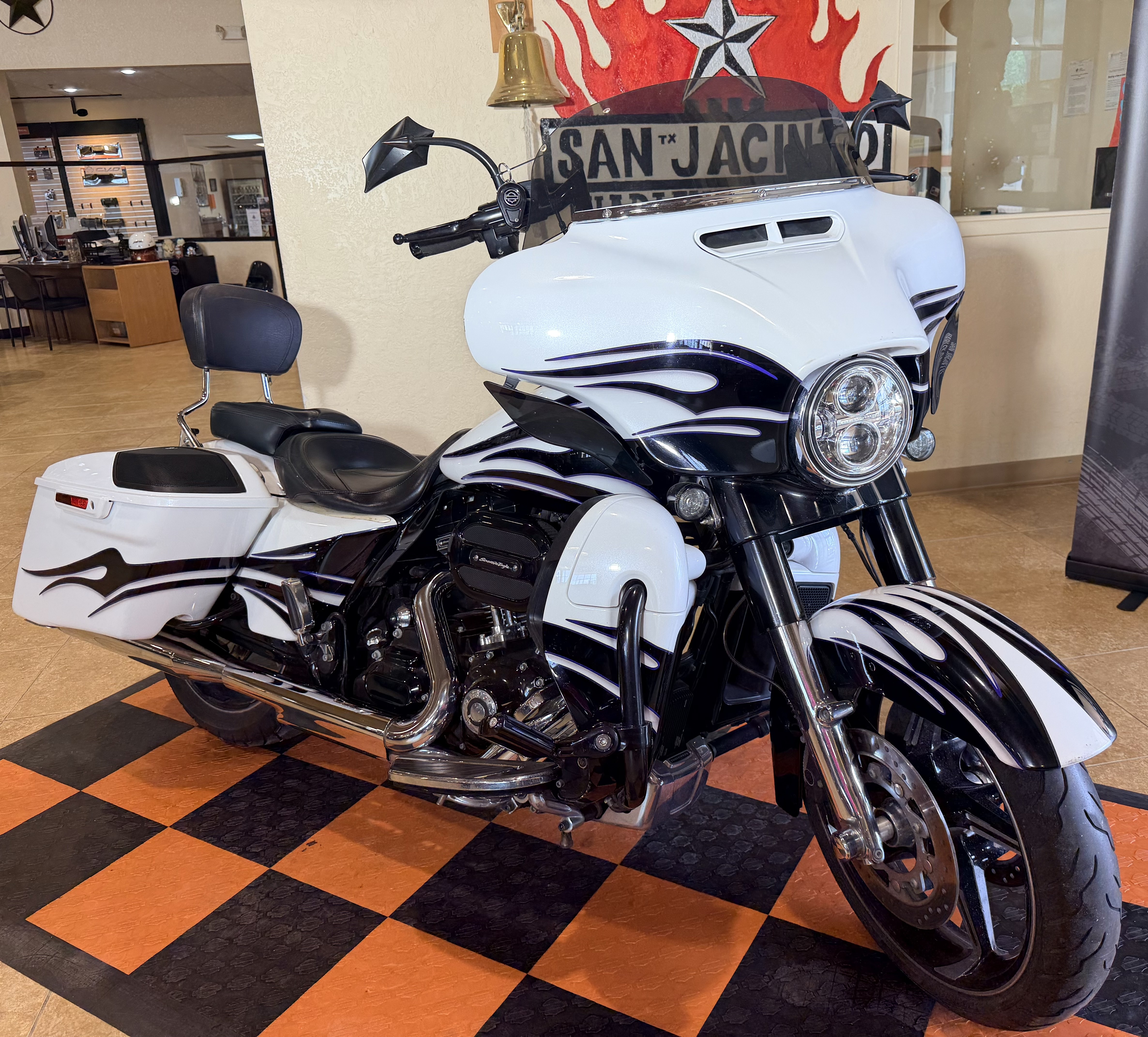 2016 Harley-Davidson CVO™ Street Glide® in Pasadena, Texas - Photo 2