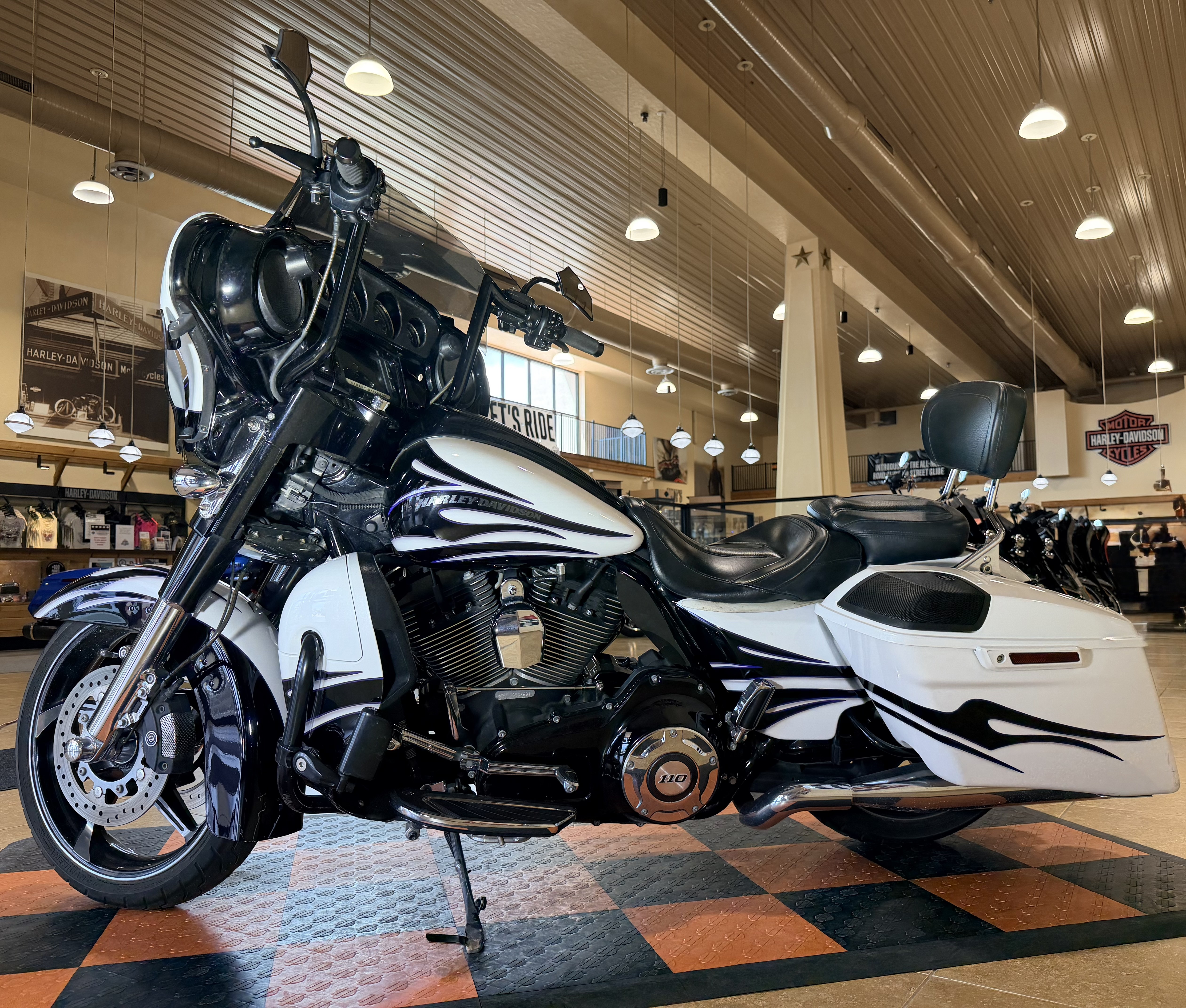 2016 Harley-Davidson CVO™ Street Glide® in Pasadena, Texas - Photo 4