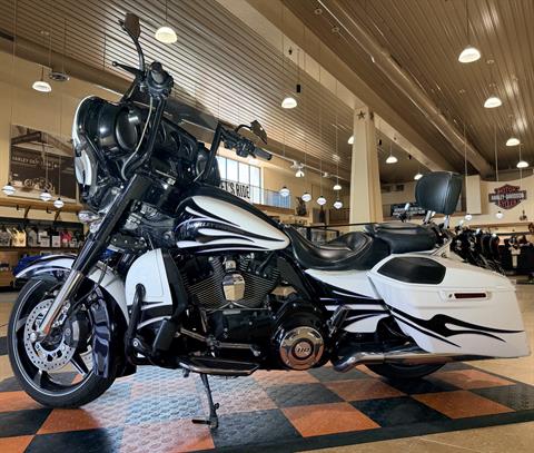 2016 Harley-Davidson CVO™ Street Glide® in Pasadena, Texas - Photo 4