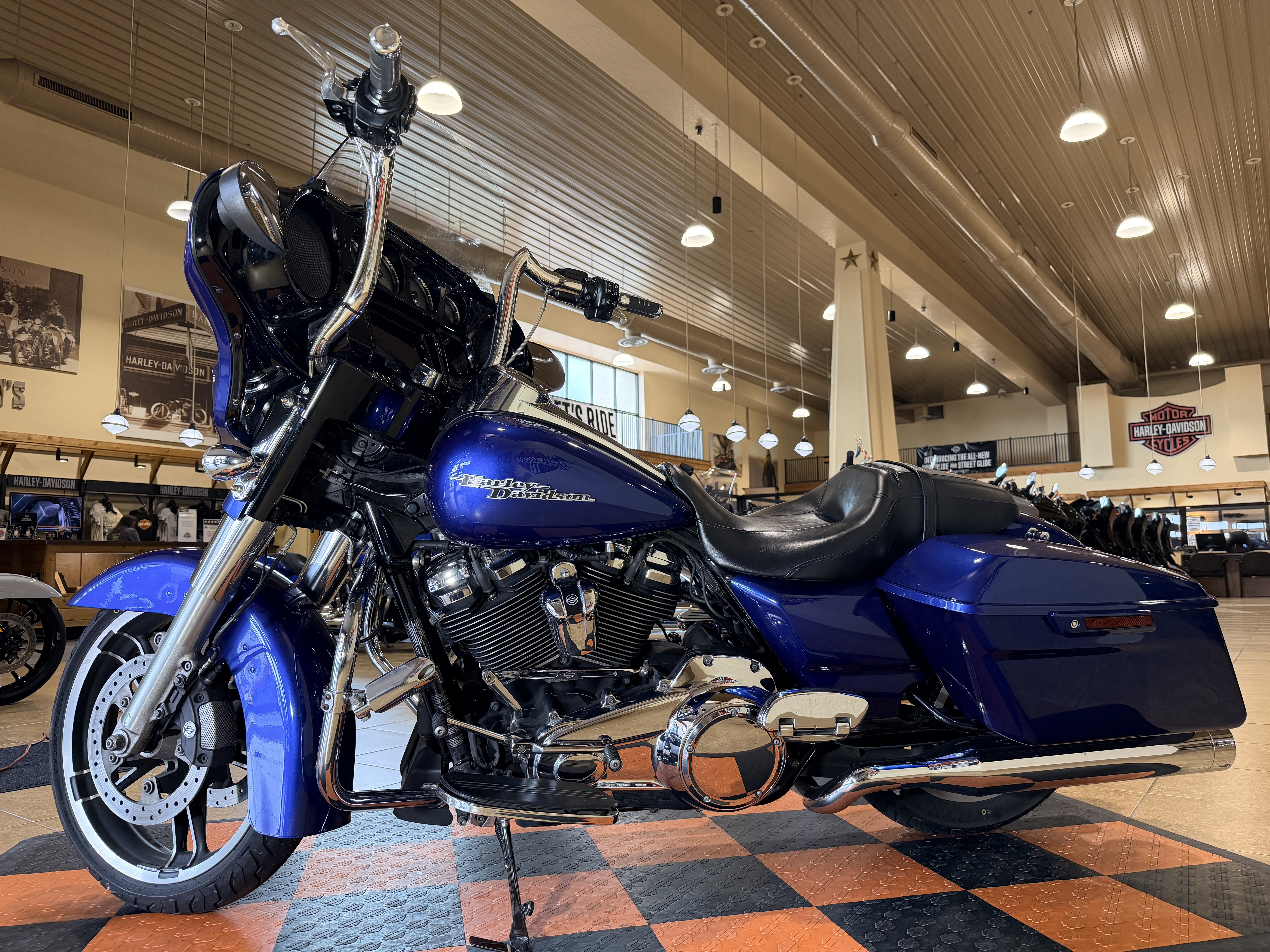 2017 Harley-Davidson Street Glide® Special in Pasadena, Texas - Photo 4