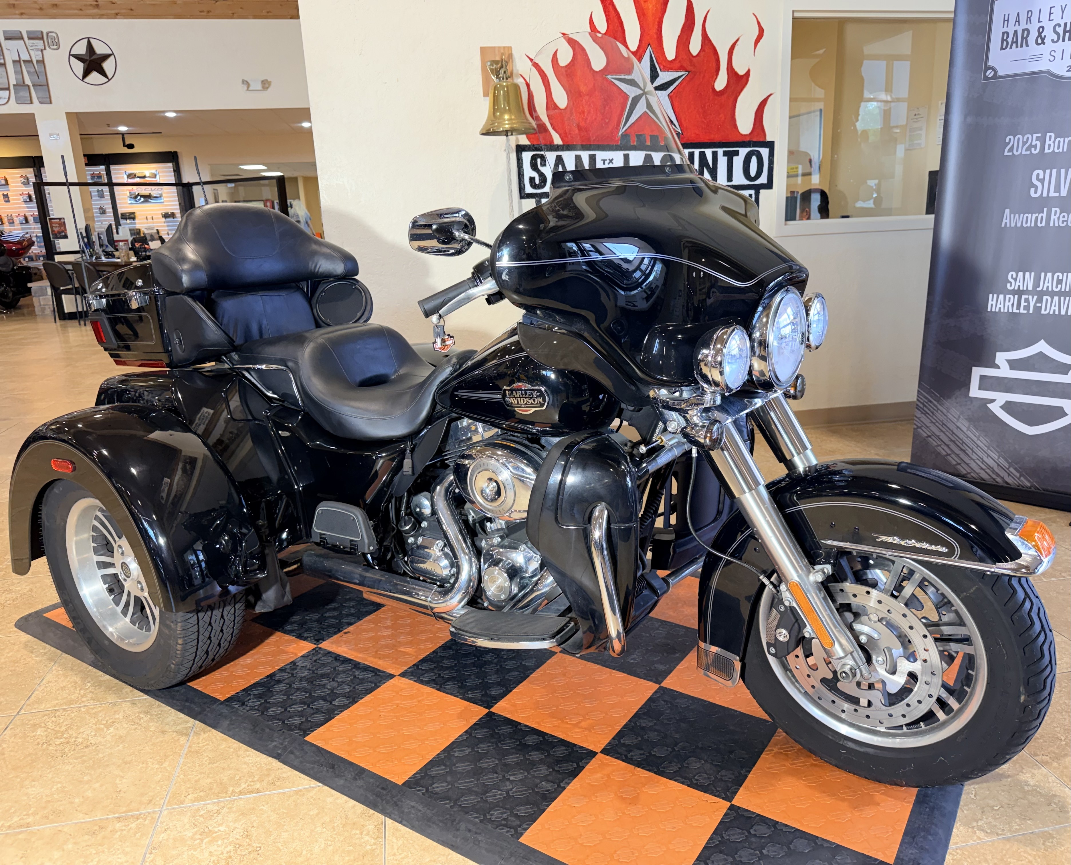 2012 Harley-Davidson Tri Glide® Ultra Classic® in Pasadena, Texas - Photo 2