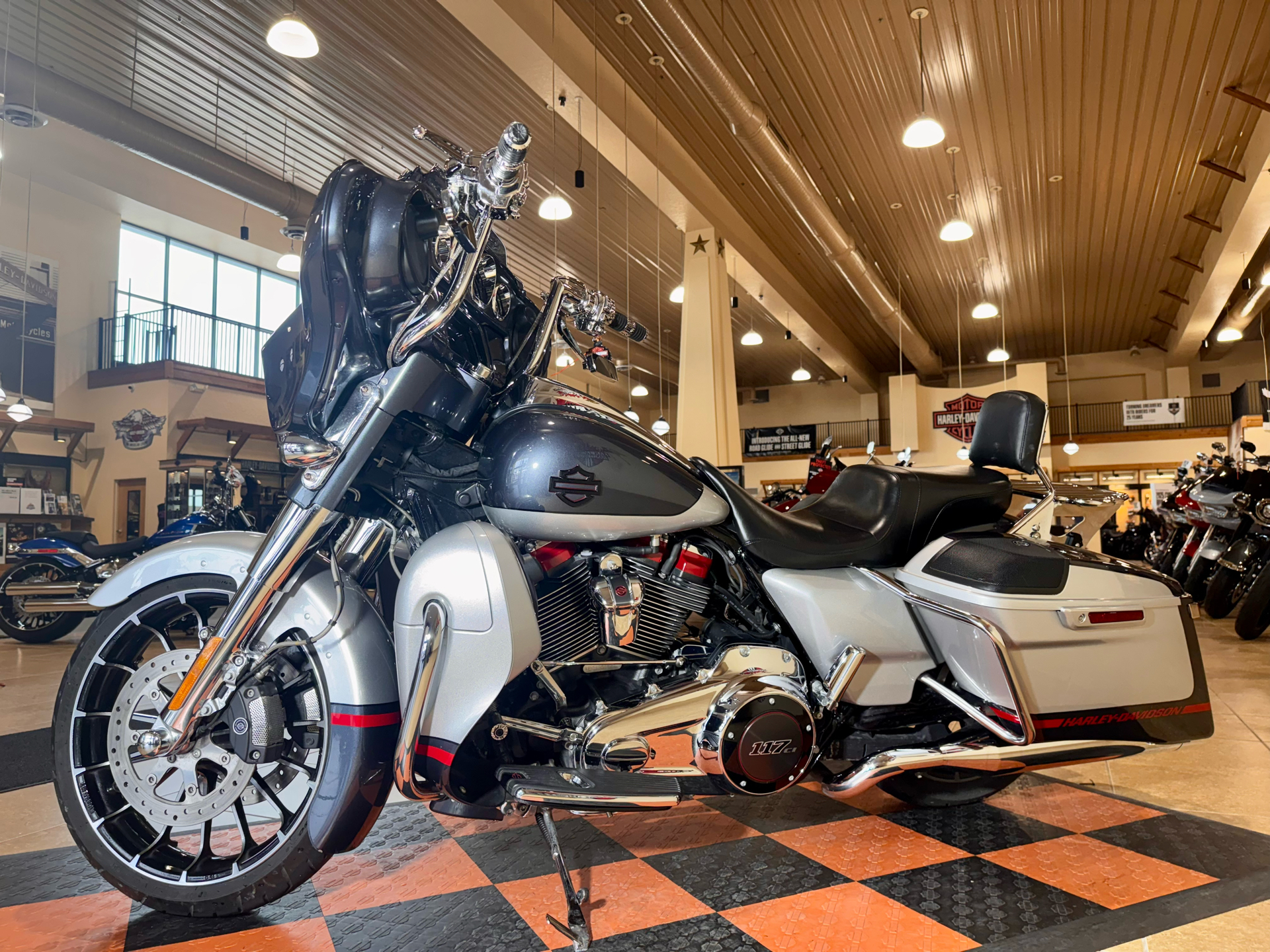 2019 Harley-Davidson CVO™ Street Glide® in Pasadena, Texas - Photo 4
