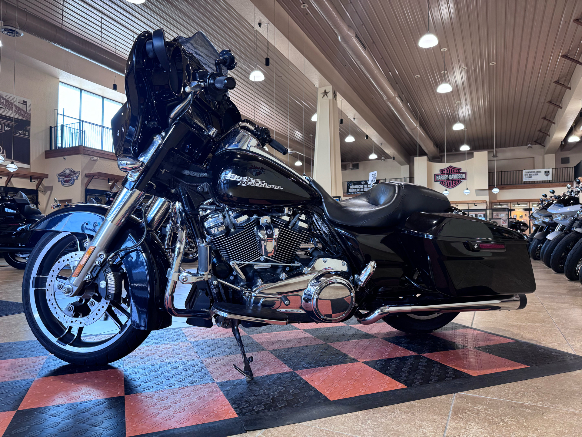 2017 Harley-Davidson Street Glide® Special in Pasadena, Texas - Photo 4