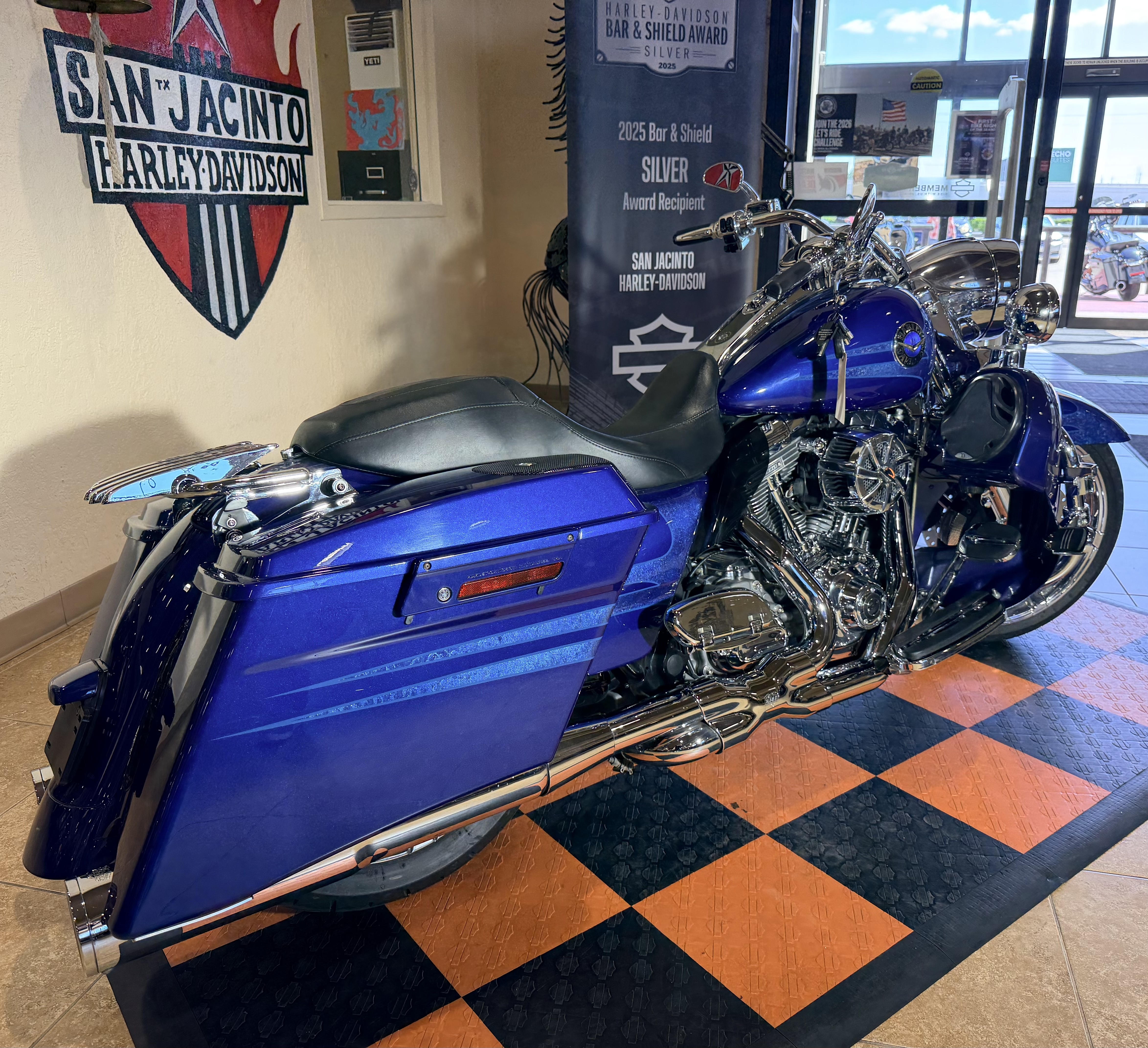 2013 Harley-Davidson CVO™ Road King® in Pasadena, Texas - Photo 2