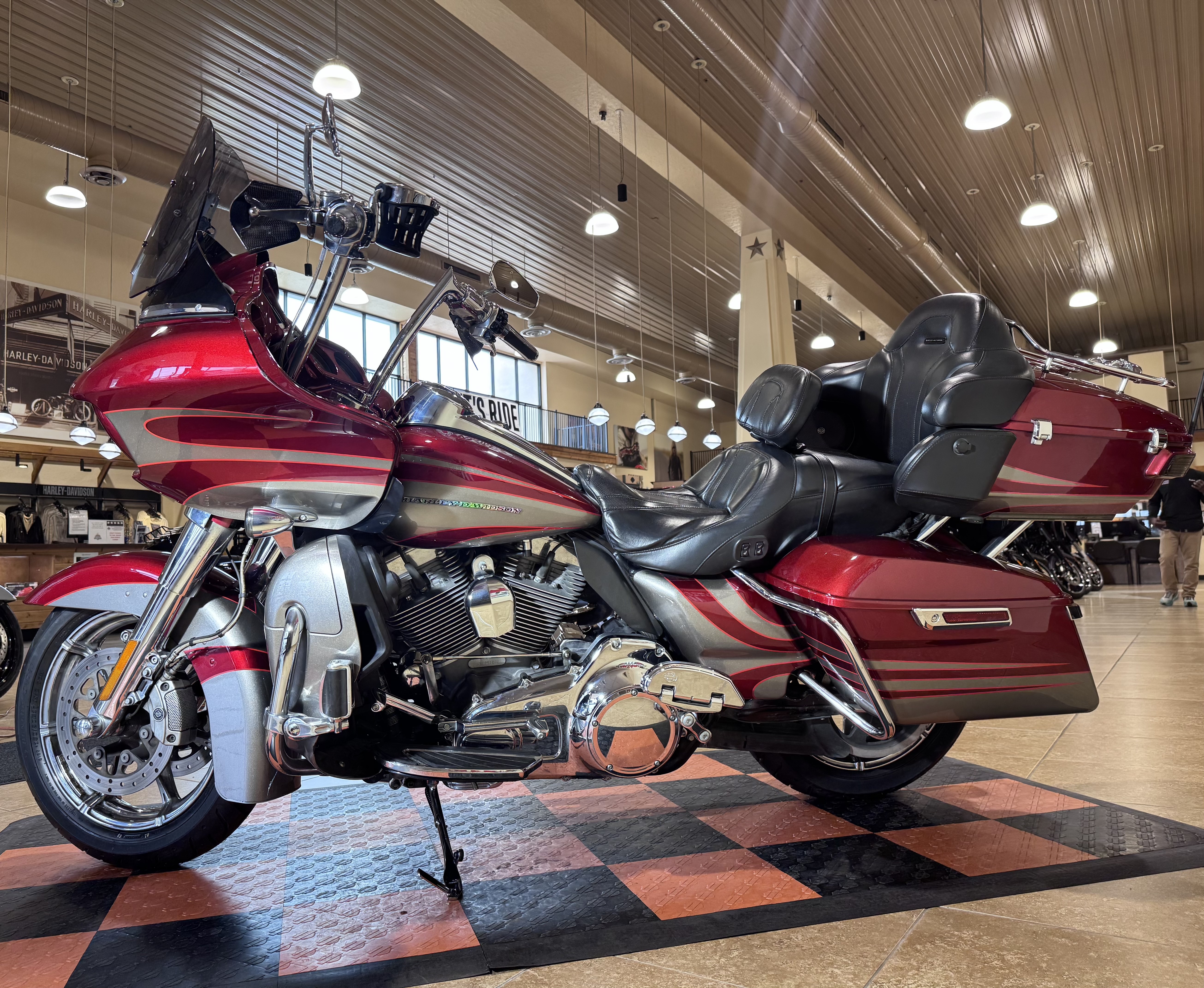 2016 Harley-Davidson CVO™ Road Glide™ Ultra in Pasadena, Texas - Photo 4