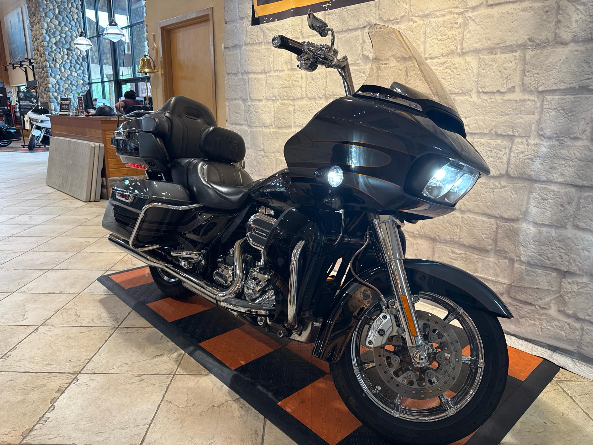 2016 Harley-Davidson CVO™ Road Glide™ Ultra in Houston, Texas - Photo 2