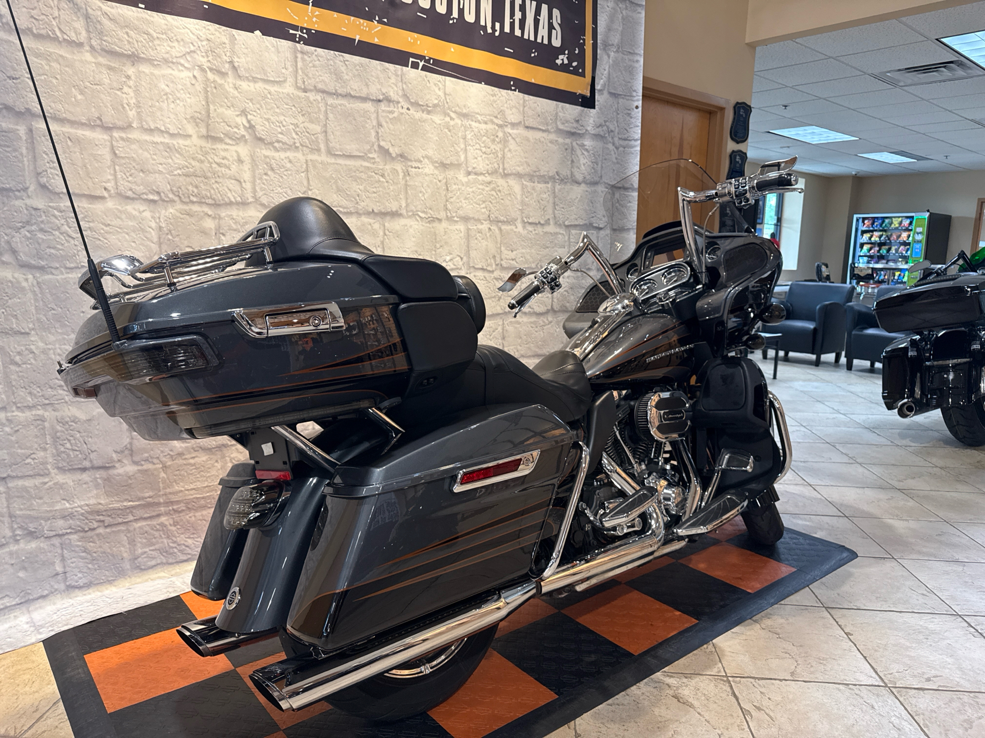 2016 Harley-Davidson CVO™ Road Glide™ Ultra in Houston, Texas - Photo 4