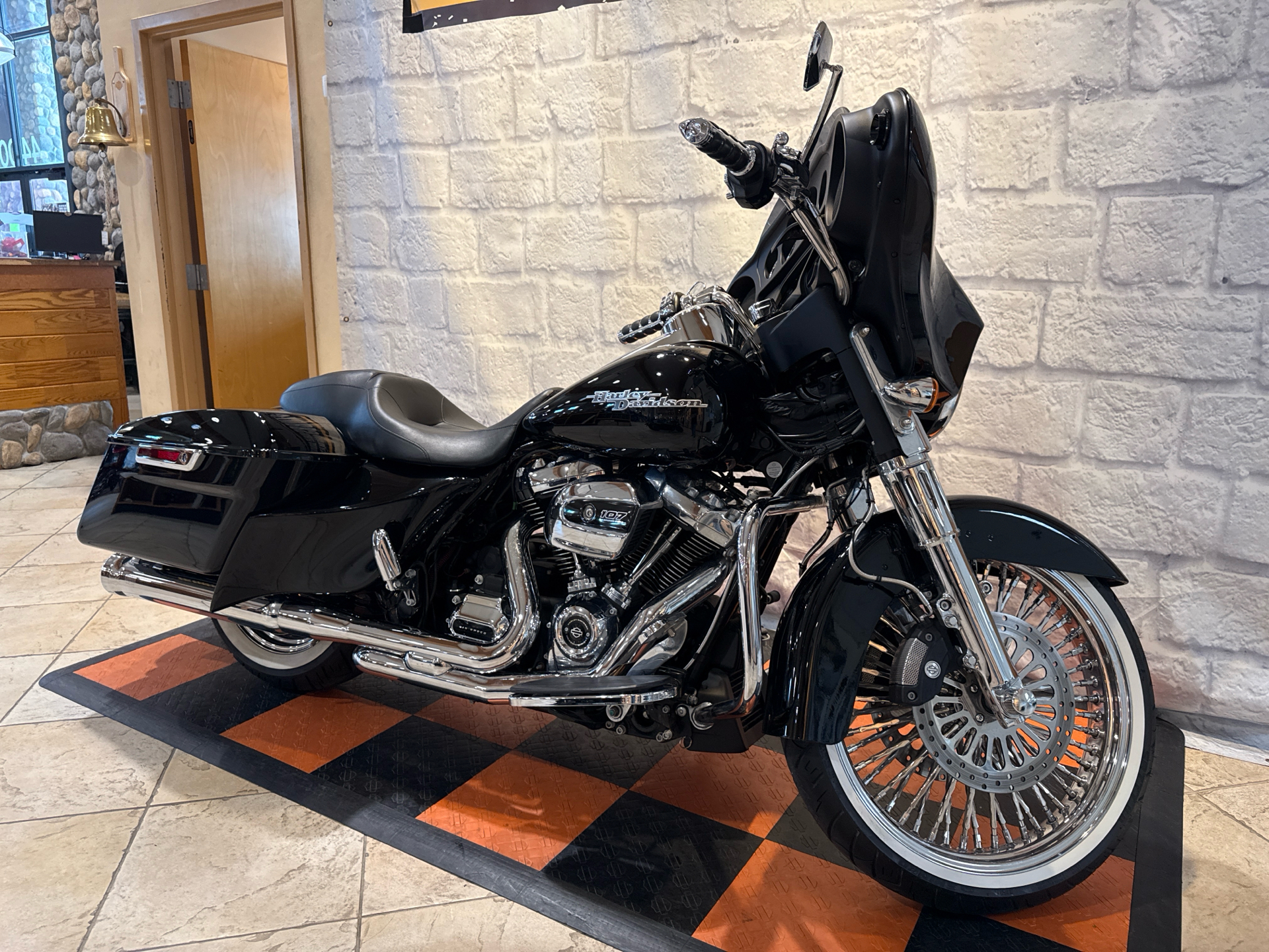 2019 Harley-Davidson Street Glide® in Houston, Texas - Photo 2