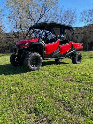 2023 Honda Pioneer 1000-6 Deluxe Crew in Houston, Texas - Photo 2