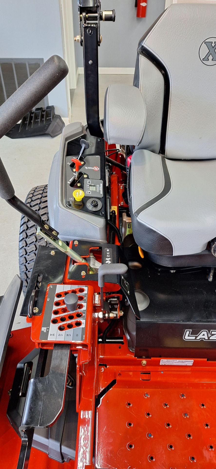 2025 Exmark Lazer Z S-Series 60 in. Kawasaki 25.5 hp in Gaylord, Michigan - Photo 2