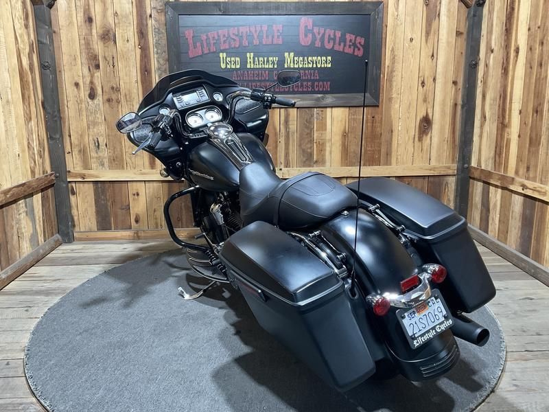 2015 Harley-Davidson Road Glide® 12
