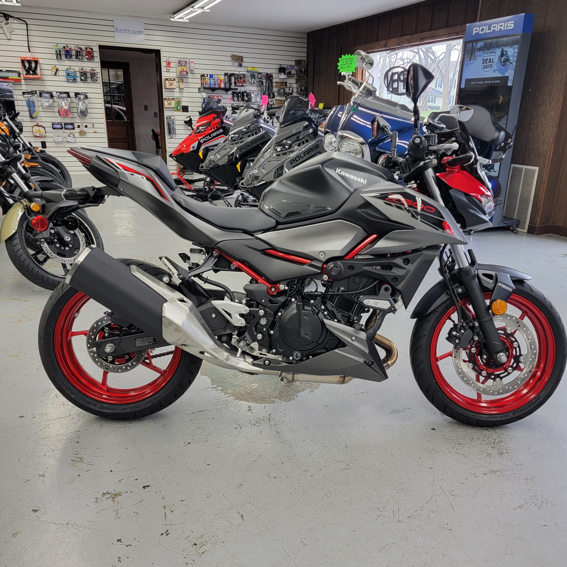 New 2025 Kawasaki Z500 SE ABS Candy Persimmon Red / Metallic
