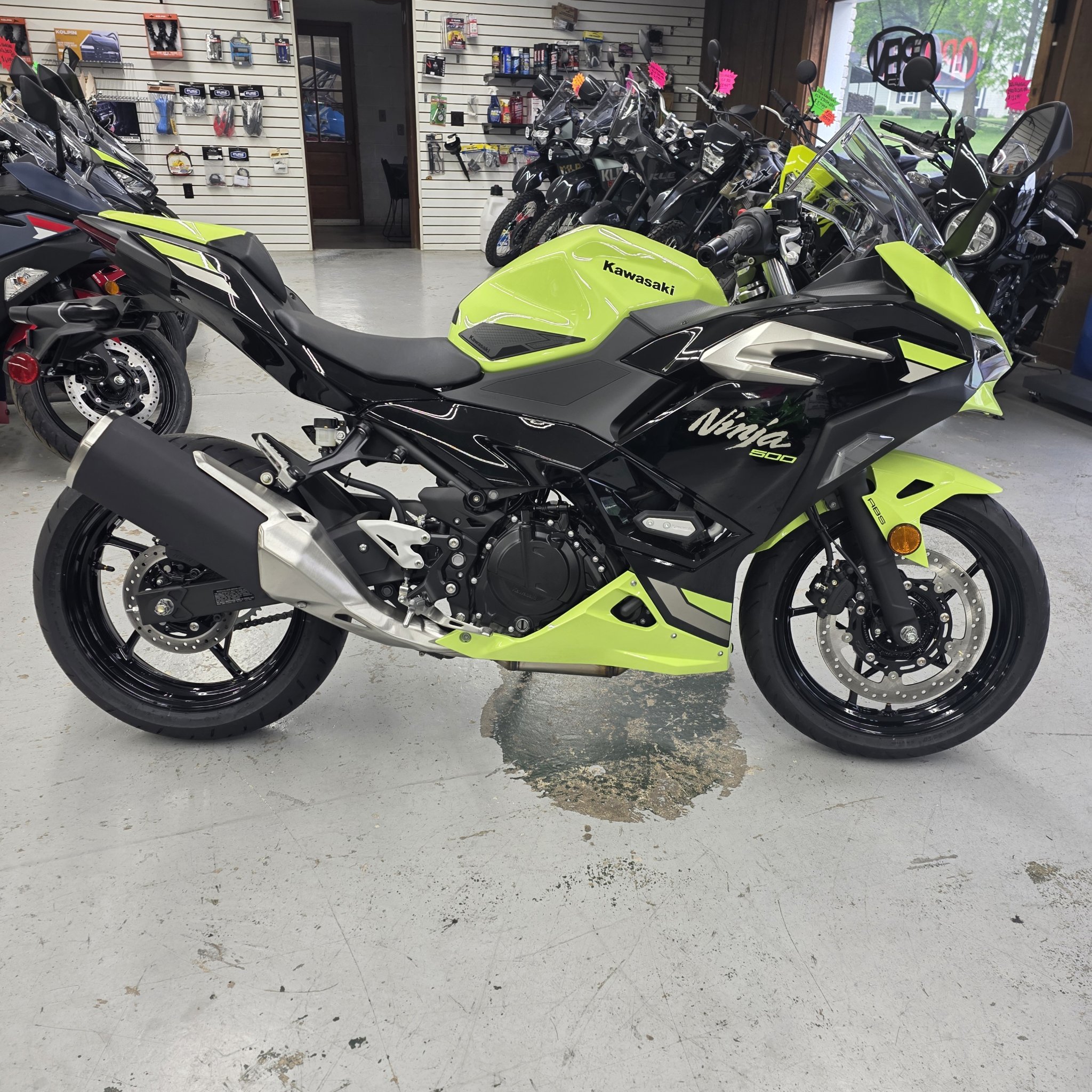 2026 Kawasaki Ninja® 500 SE ABS 1