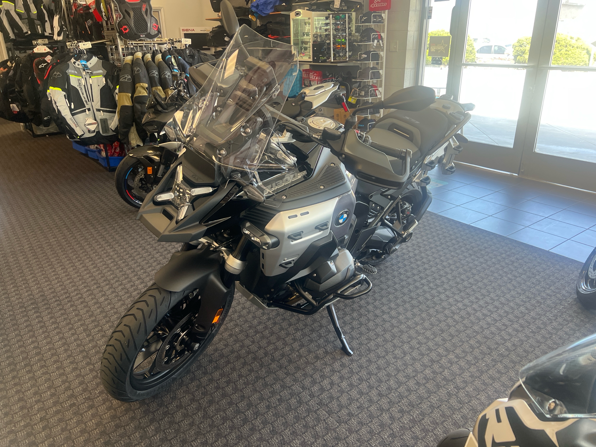 GS ADV BMW R1300GS (2023-2024) Top Mount Fitting – Shad Canada