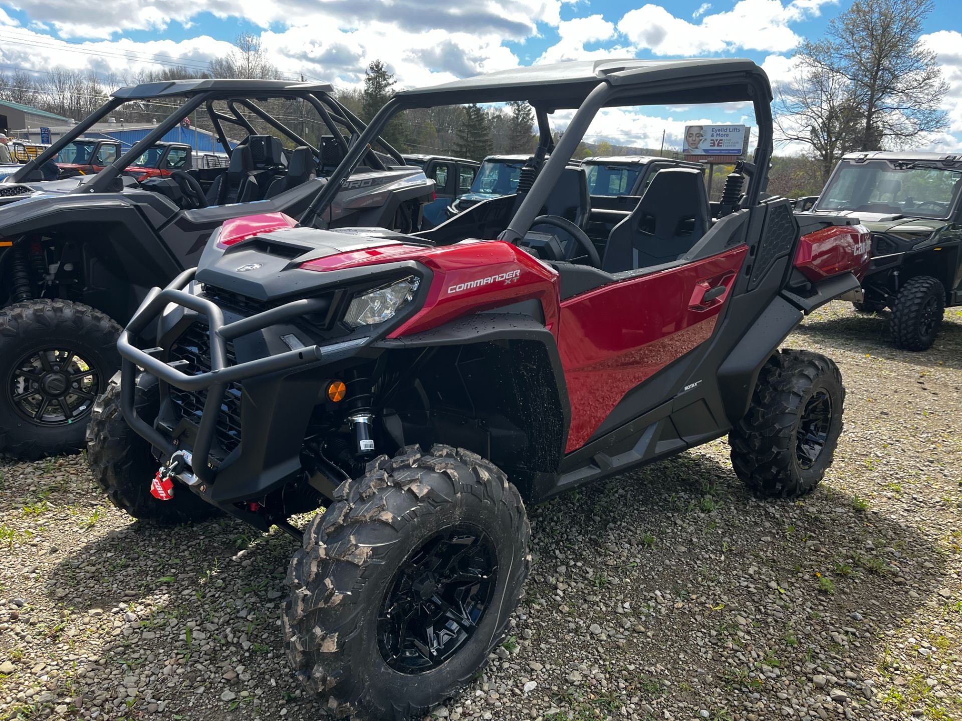 2026 Commander XT 700