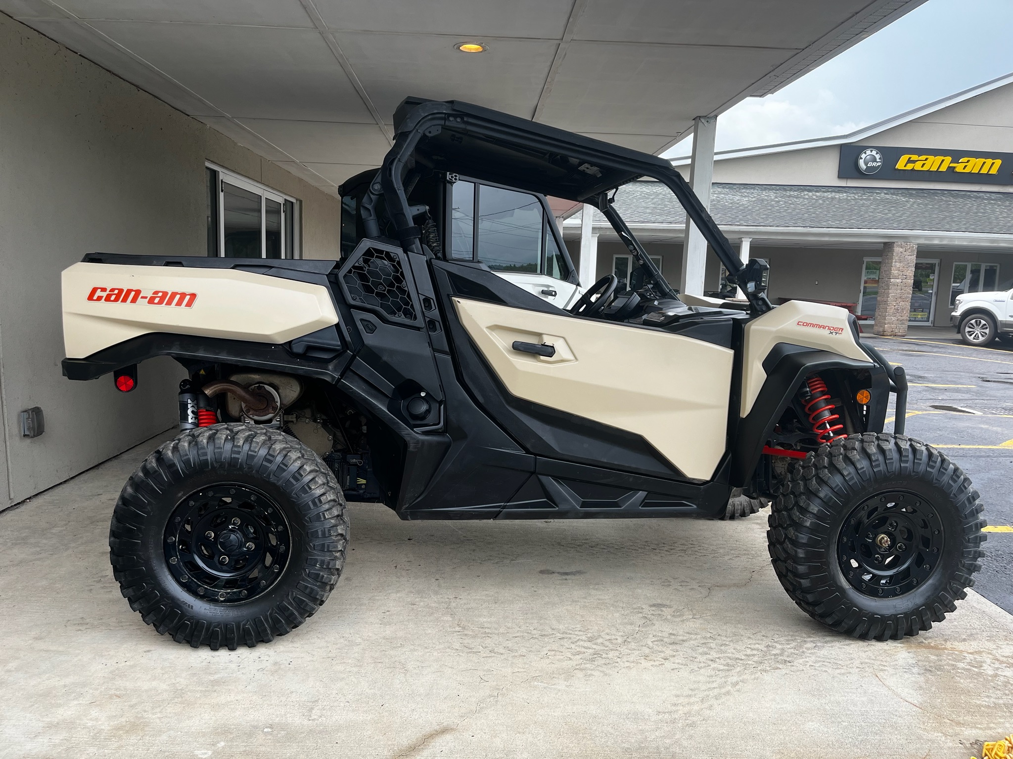 2023 Can-Am™ Commander XT-P 8