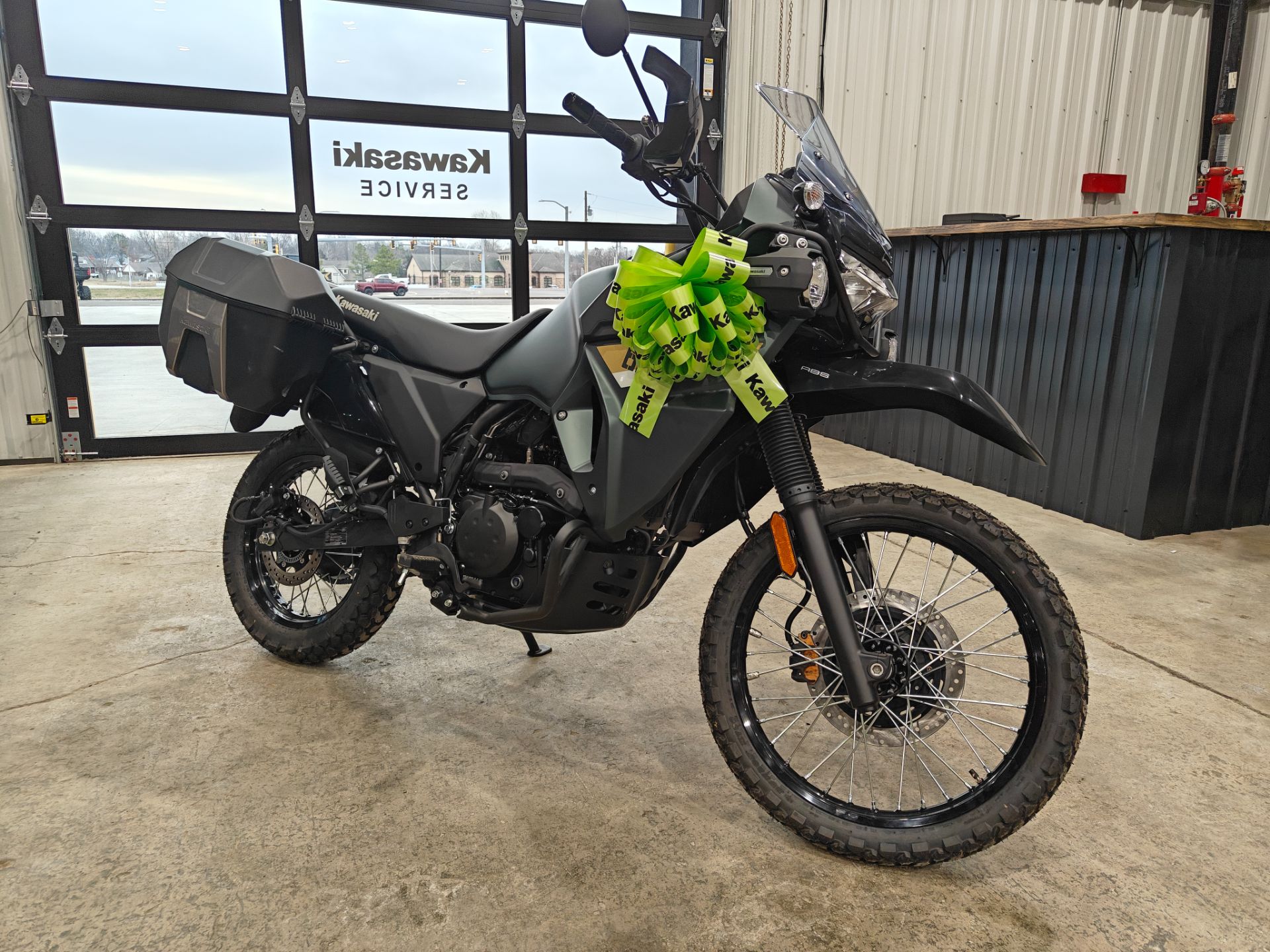 W1ldアズール　ダークティールグリーン / クリアPC / マットゴールドリム 2026 Metallic Matte Dark Green Kawasaki KLR®650 Adventure ABS in