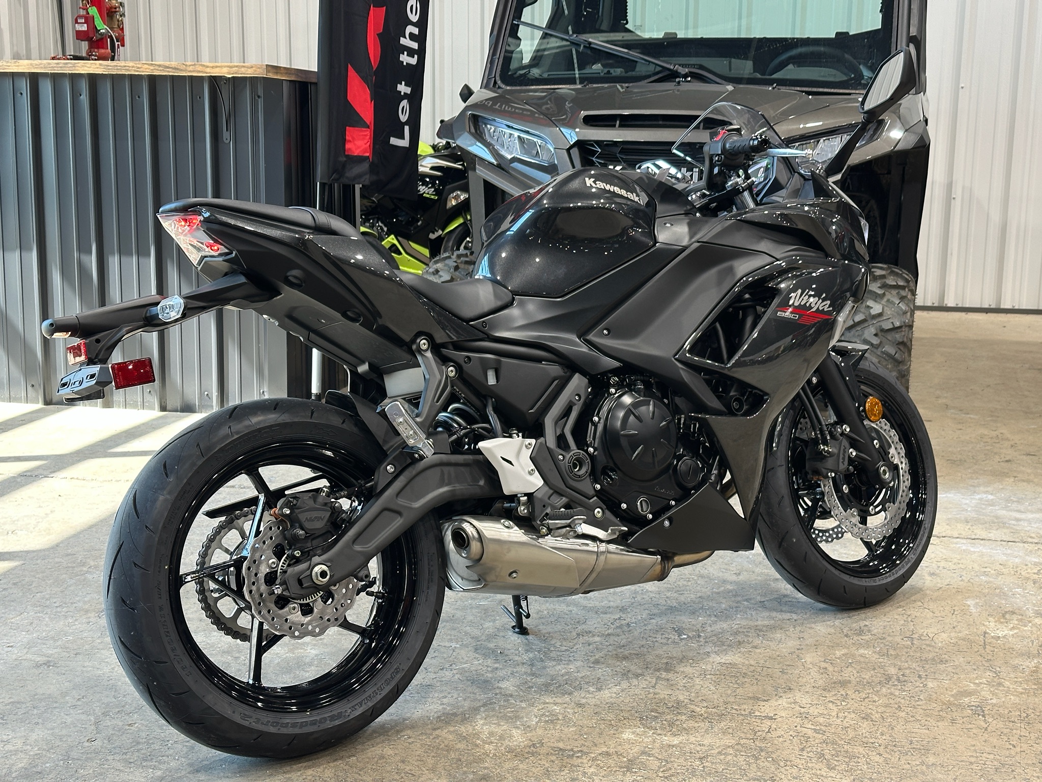 2026 Metallic Flat Spark Black / Metallic Carbon Gray Kawasaki