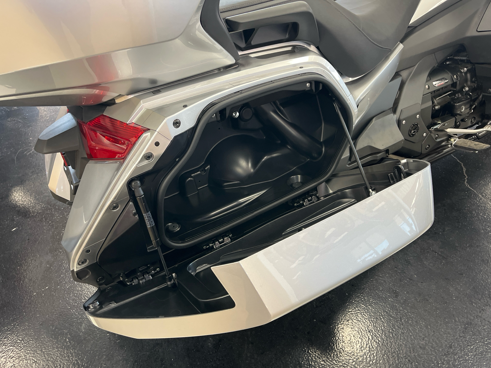 2025 Honda Gold Wing Tour Automatic DCT in Wichita, Kansas - Photo 11