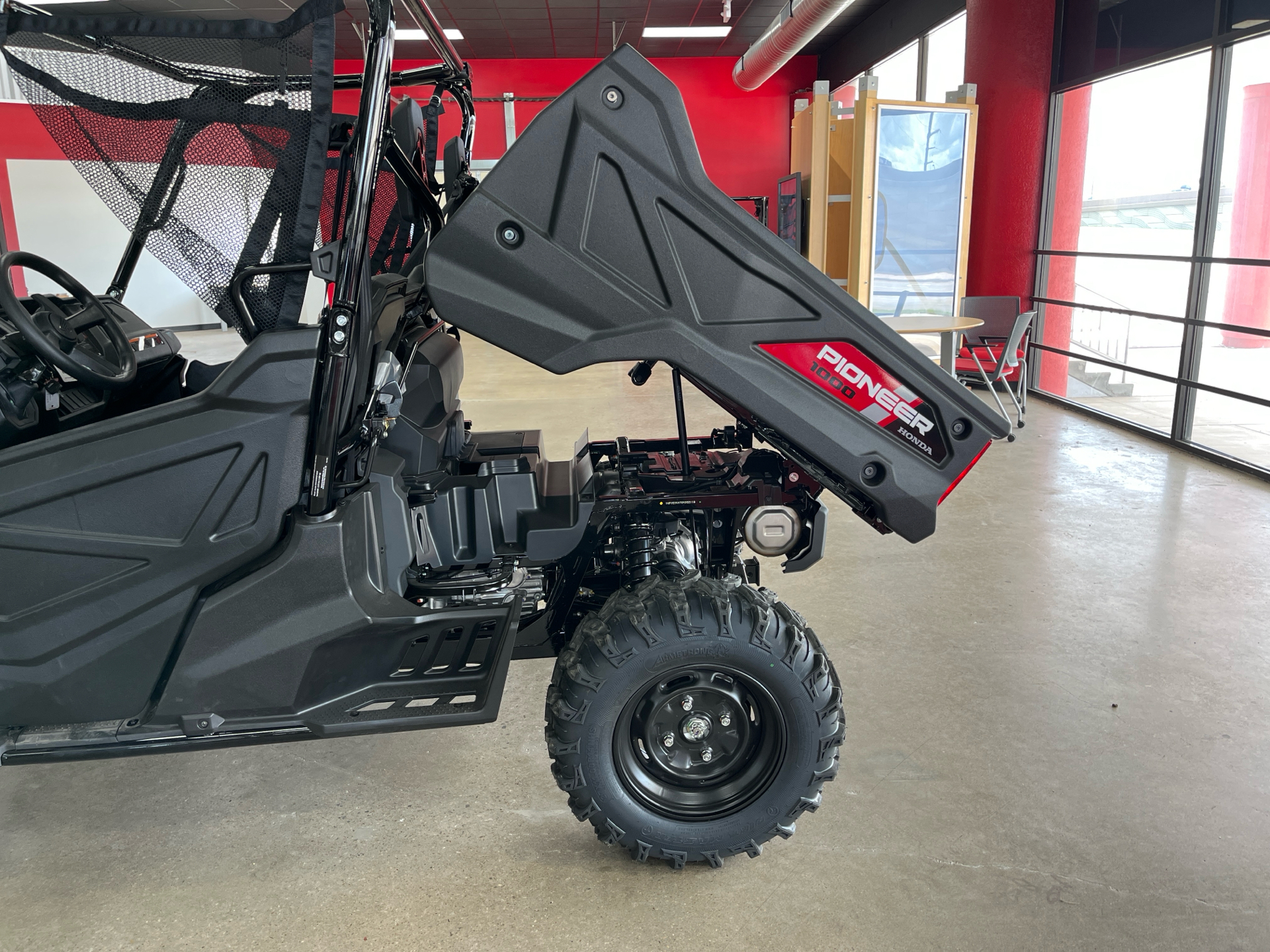 2025 Honda Pioneer 1000 in Wichita, Kansas - Photo 5